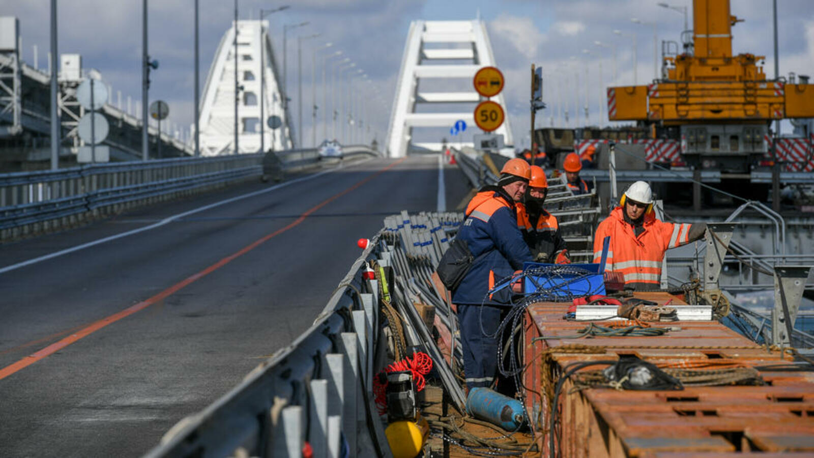 Рабочие начали сборку новых пролетов для Крымского моста