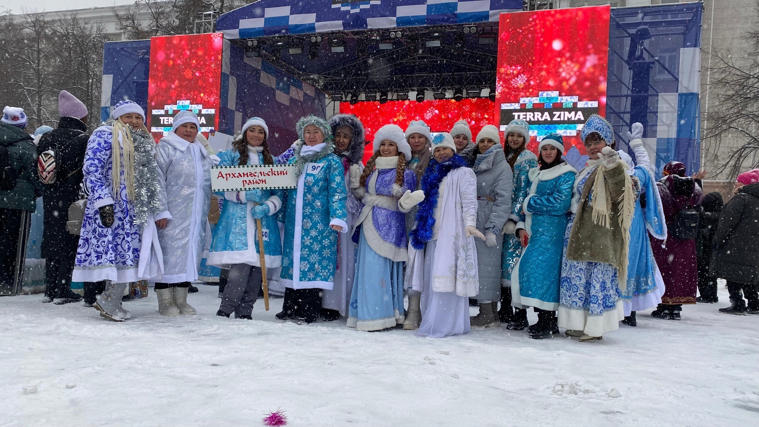 В Уфе в рамках фестиваля «Терра Зима» состоялось шествие снегурочек, в том числе и из нашего района