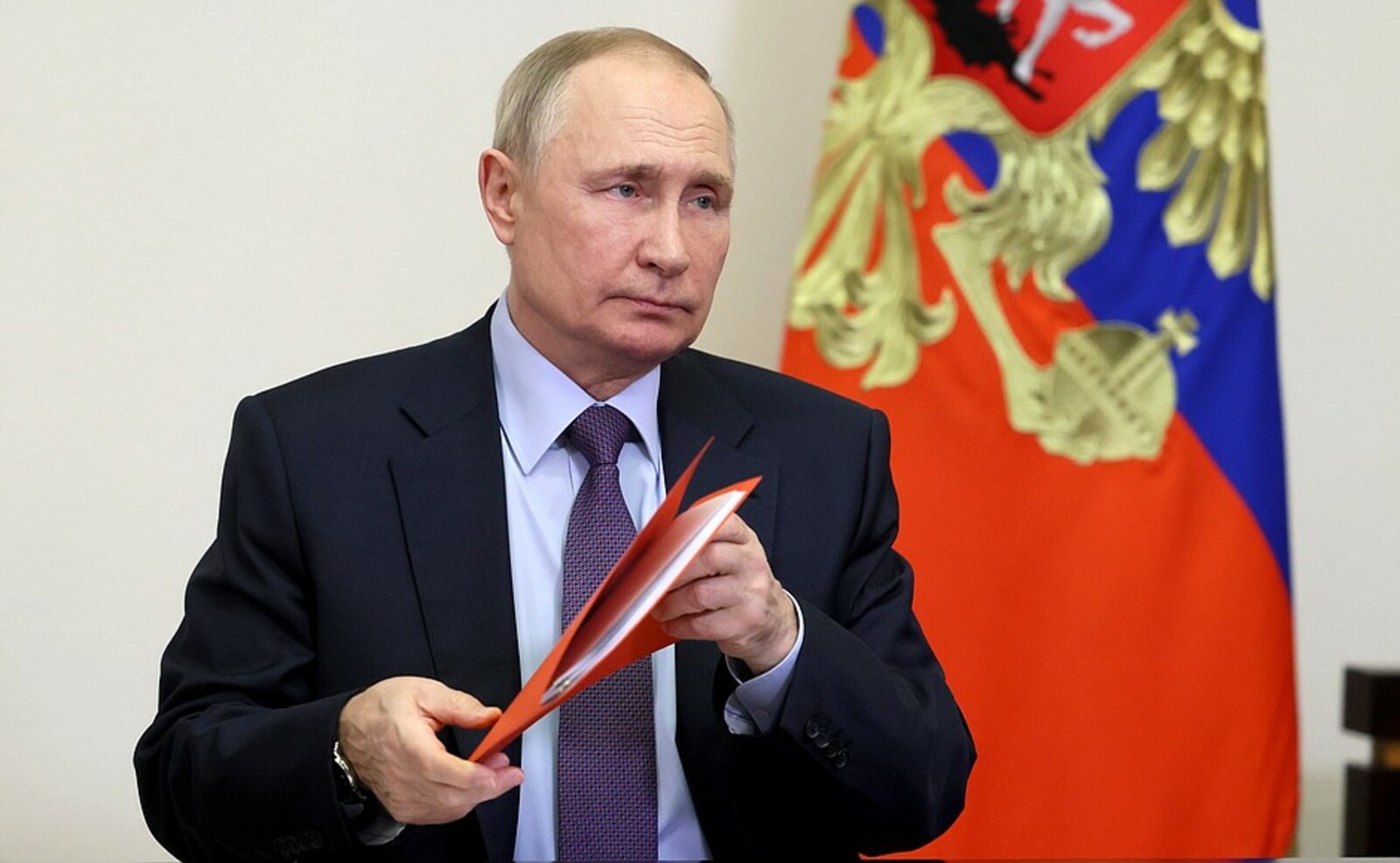 В. Путин  провёл оперативное совещание с постоянными членами Совета Безопасности