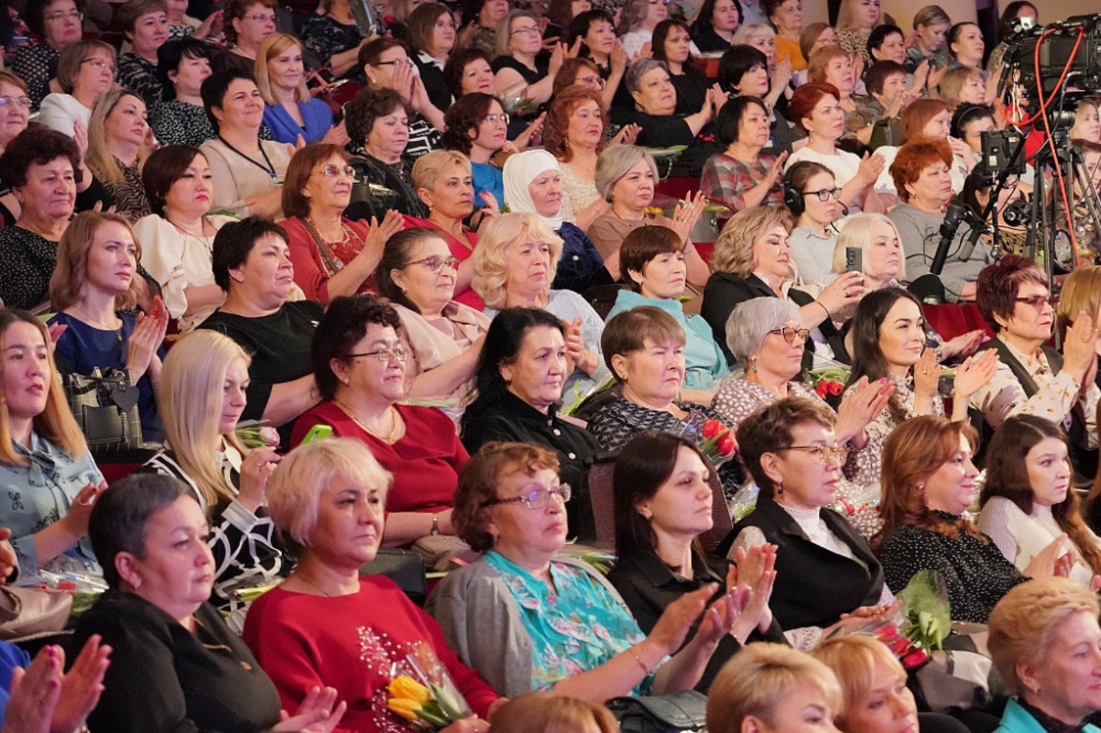 Радий Хабиров поздравил жителей Башкортостана с Международным женским днём