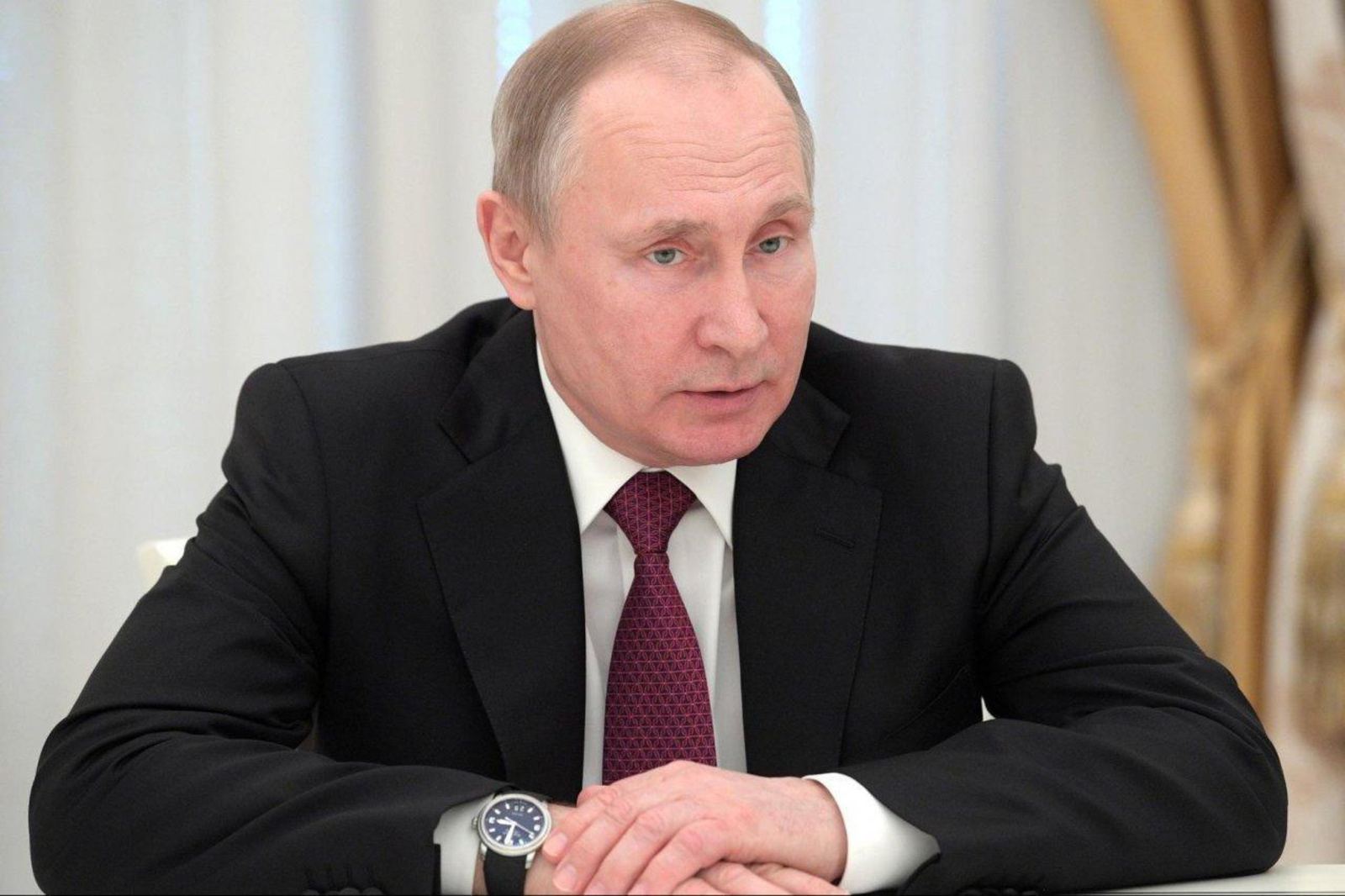 В. Путин поручил перевести людей старше 60 лет на удаленный режим работы