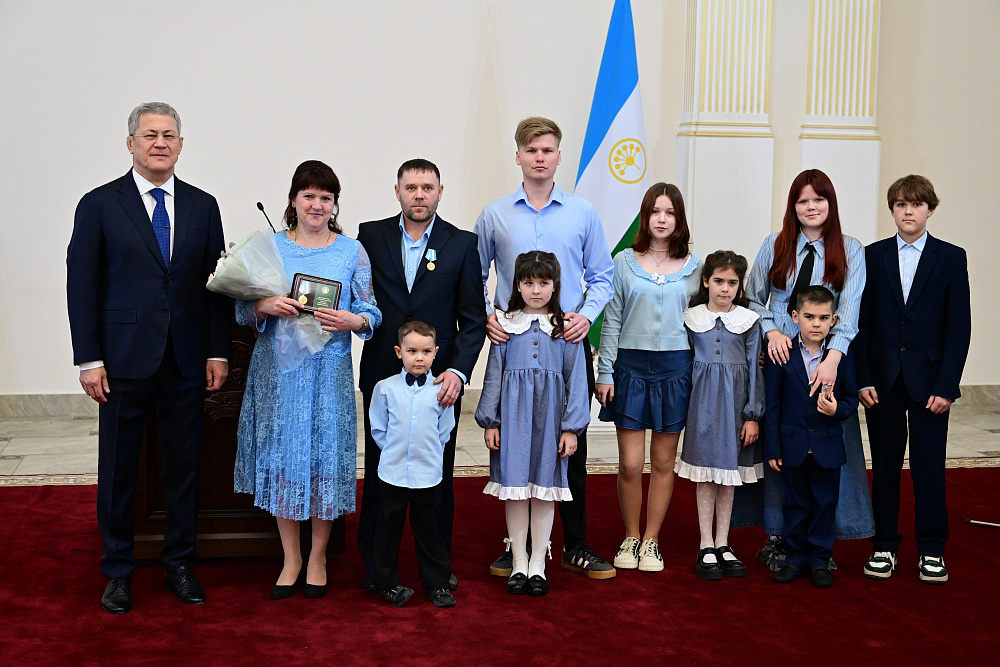 Радий Хабиров поздравил жителей Башкортостана с предстоящим Днём матери