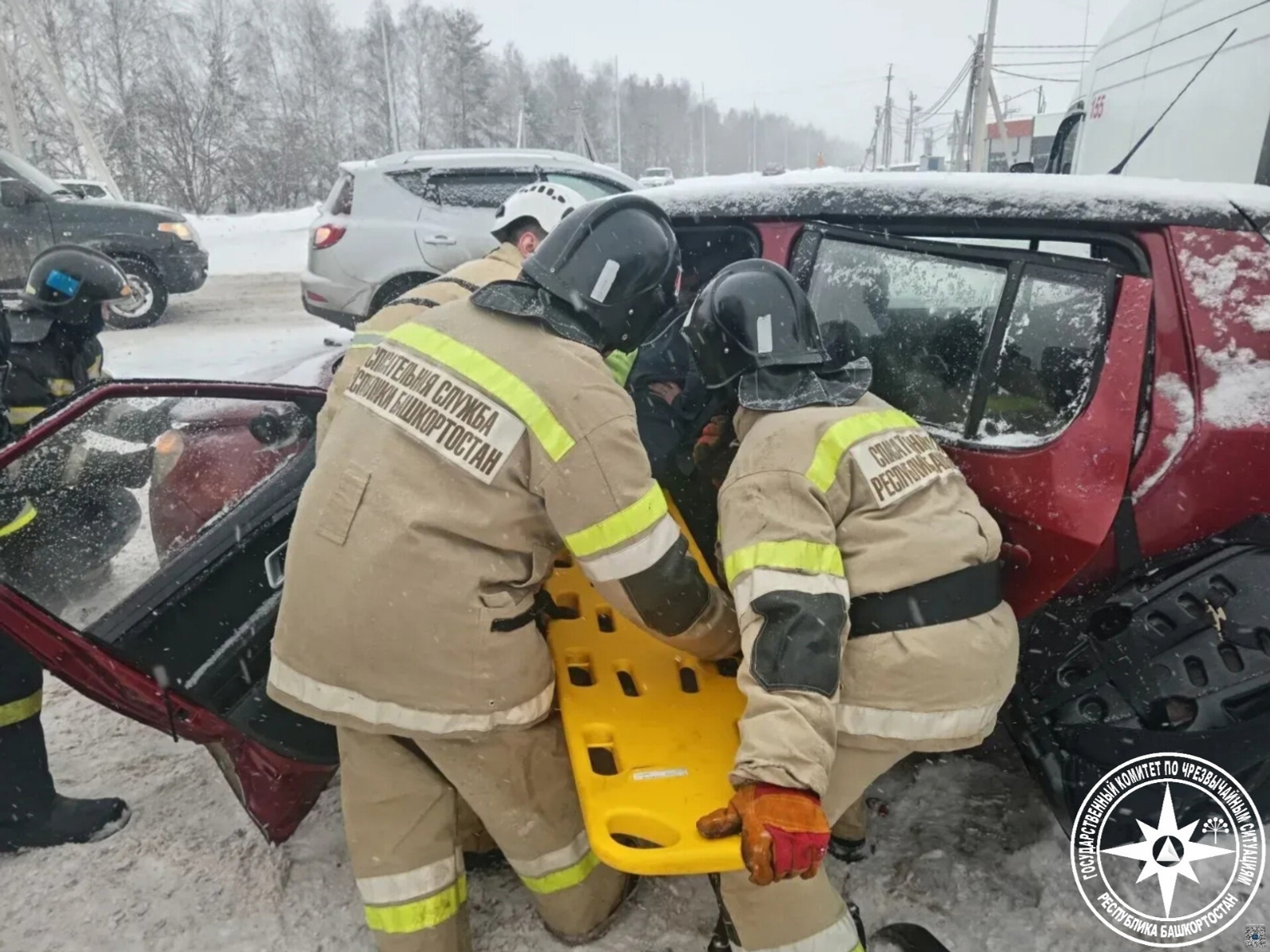 В Башкирии спасатели освободили зажатого в автомобиле водителя