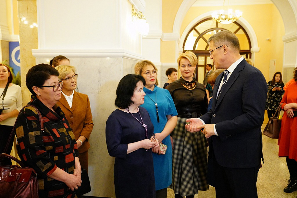 Радий Хабиров поздравил жителей Башкортостана с Днём матери