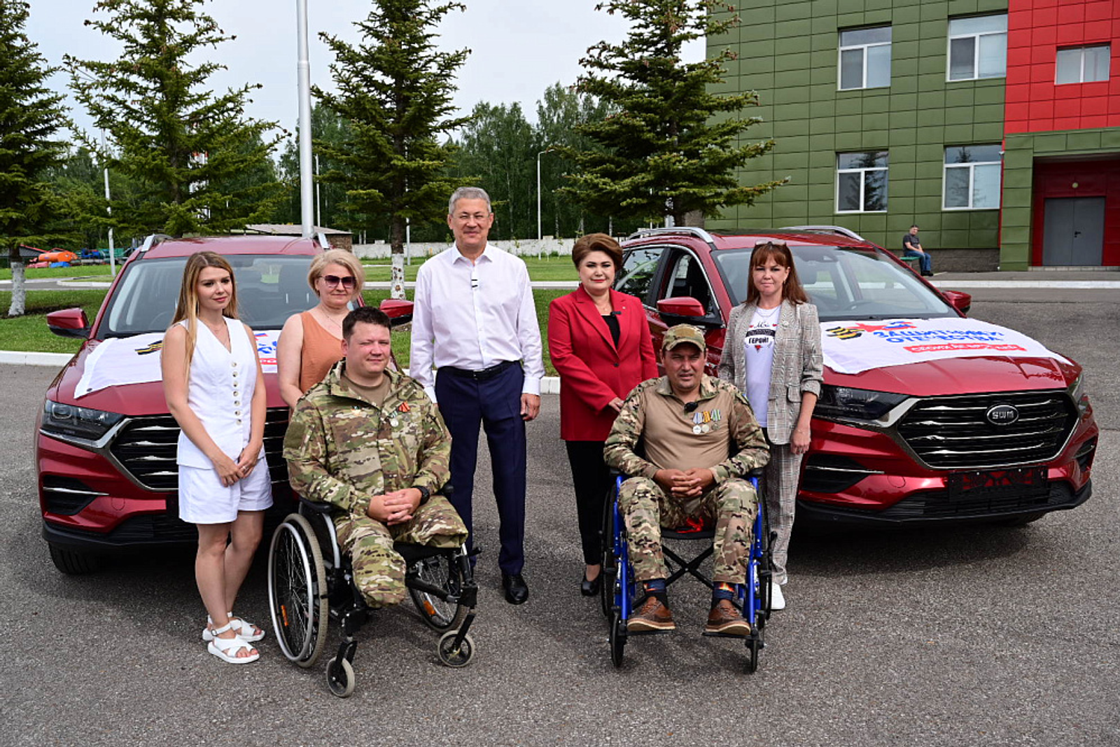 Радий Хабиров вручил ветеранам СВО ключи от автомобилей