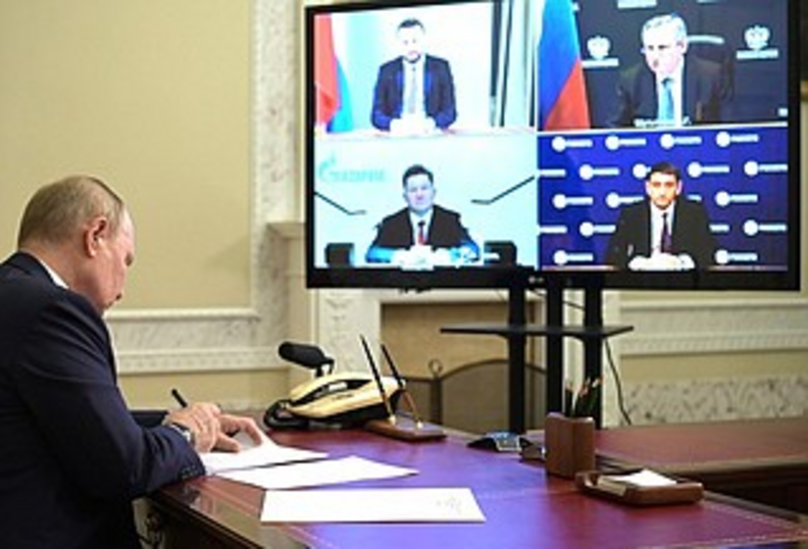 Путин в режиме видеоконференции провёл совещание о прохождении осенне-зимнего отопительного сезона.