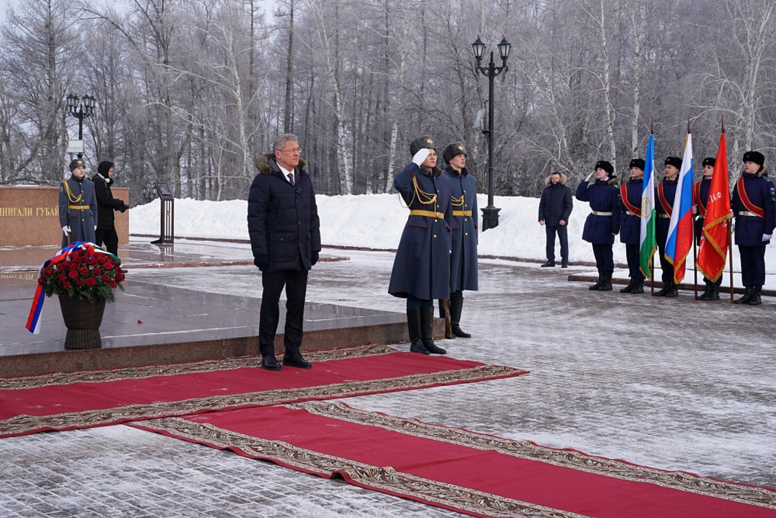 Радий Хабиров возложил цветы к Вечному огню в уфимском парке Победы