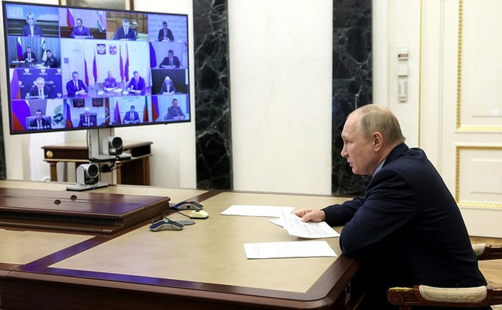 В. Путин  провёл совещание по вопросам борьбы с пожарами