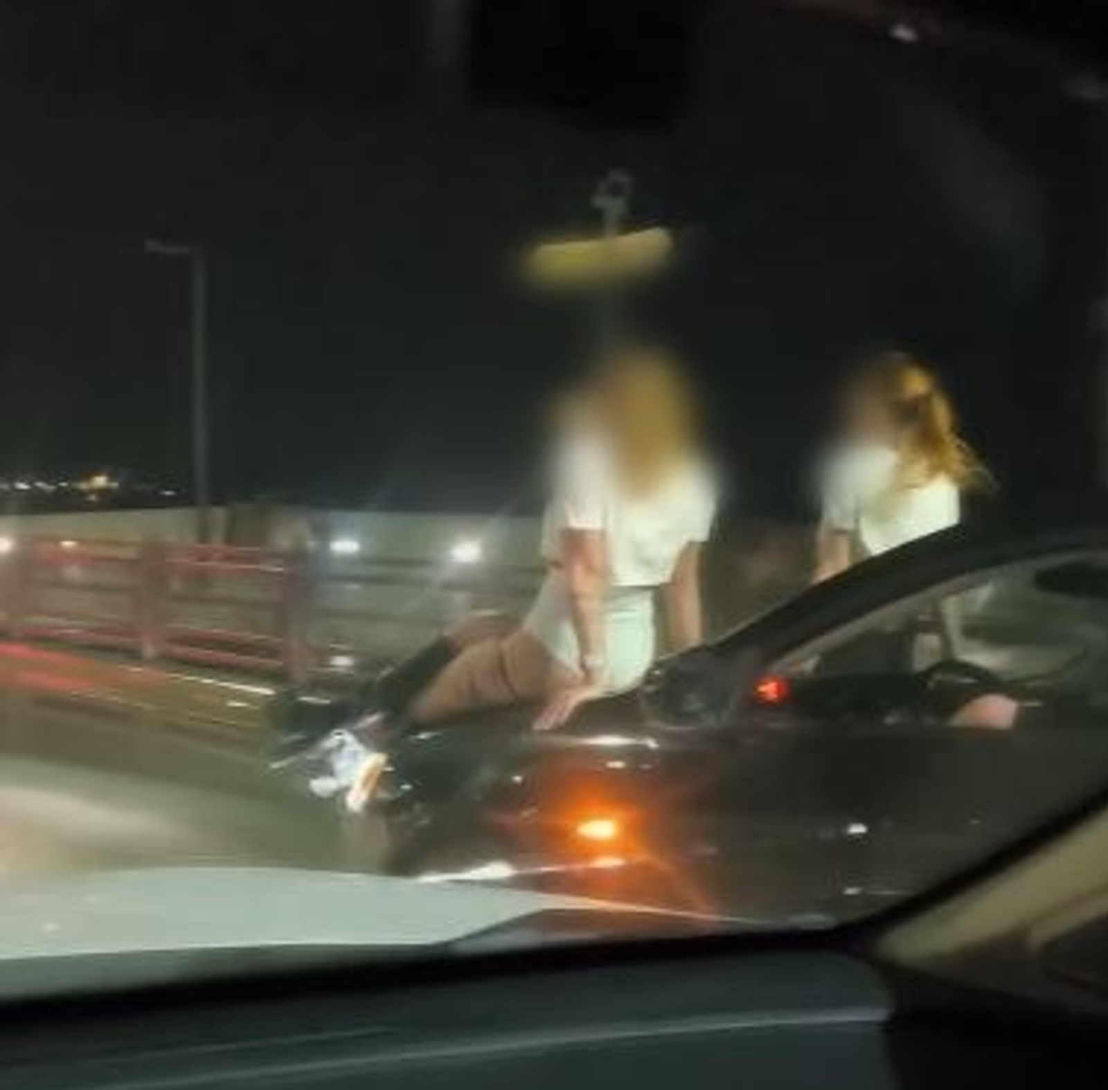 В Уфе сотрудники ГАИ ищут водителя, перевозившего девушек на капоте