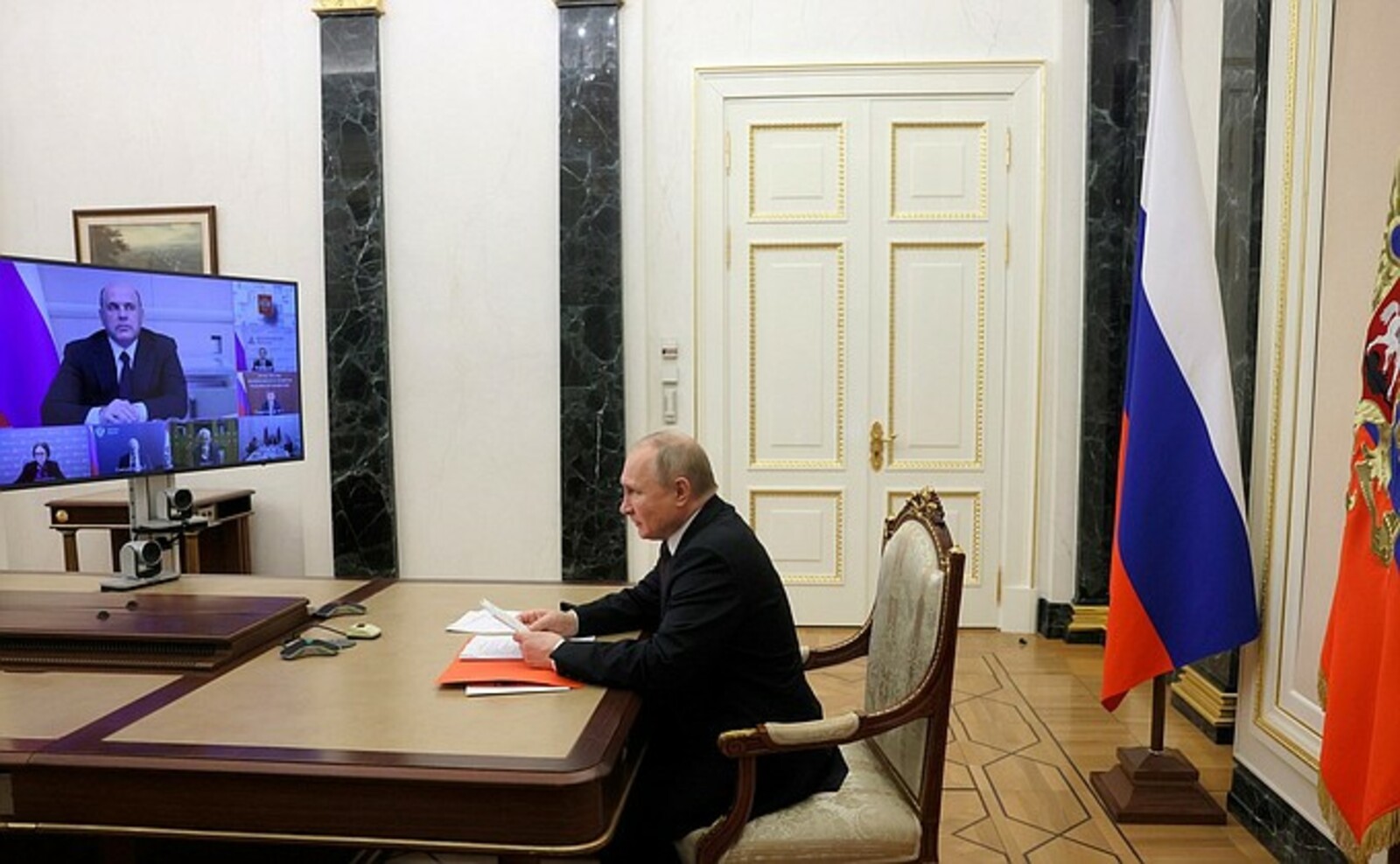В. Путин провел совещание по экономическим вопросам