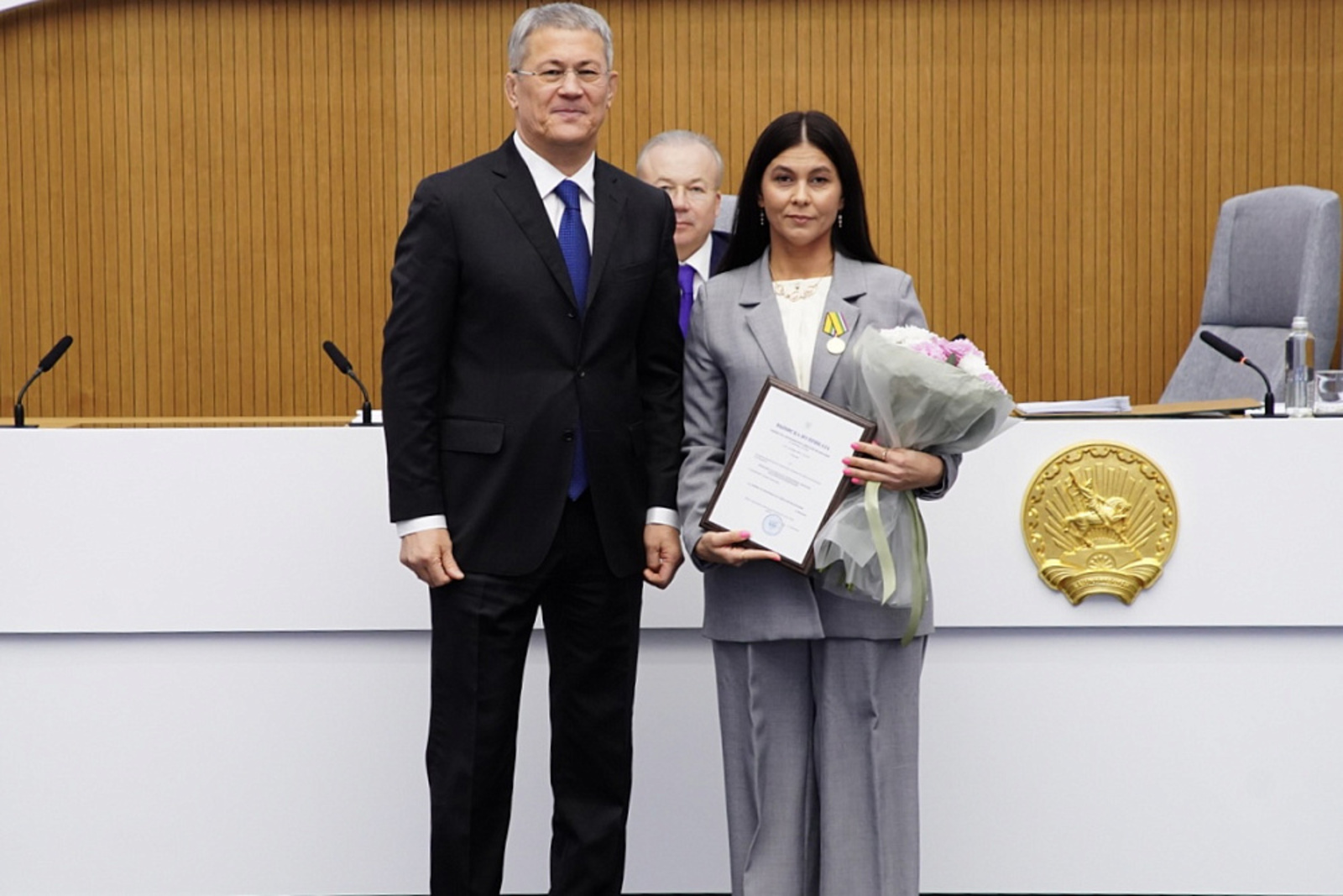 Радий Хабиров вручил медаль «За вклад в укрепление обороны Российской Федерации»