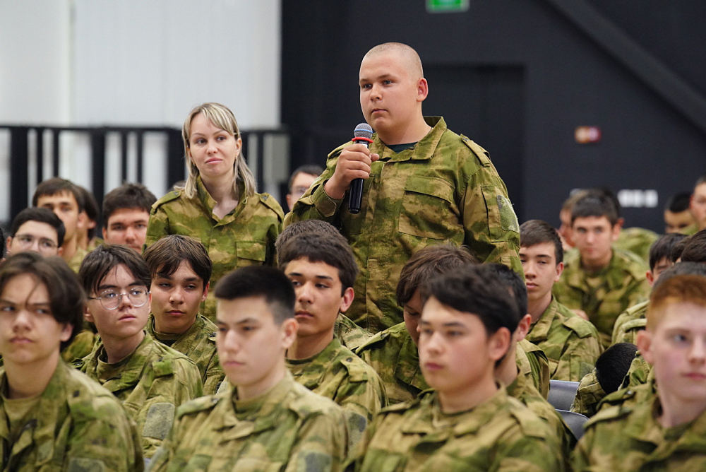 Хабиров встретился со школьниками из Архангельского района