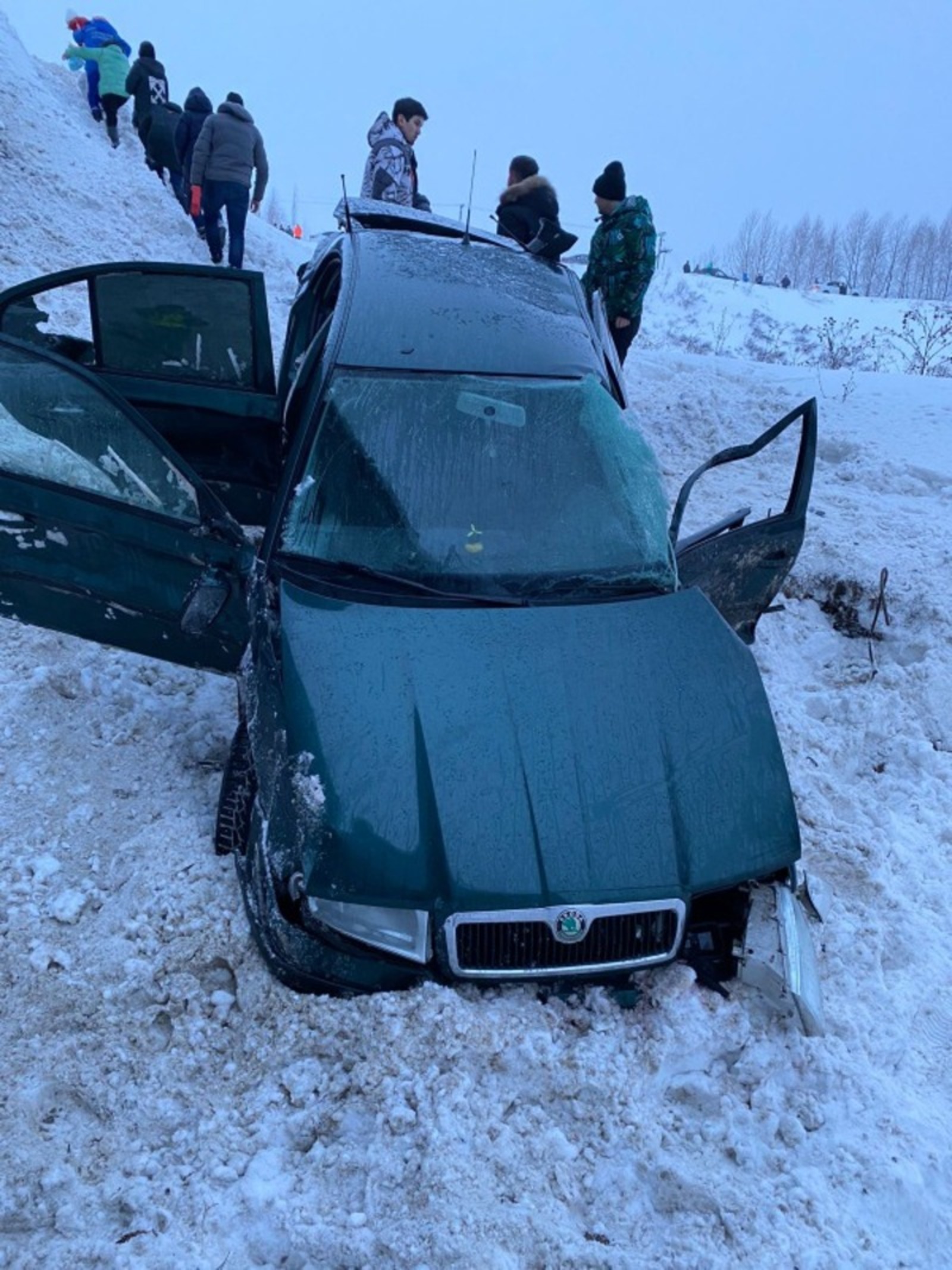 На трассе Уфа-Инзер-Белорецк после столкновения легковая машина упала в реку