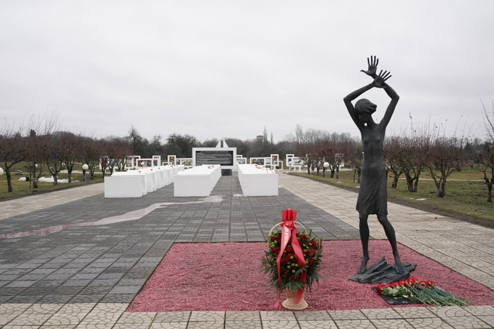 Радий Хабиров возложил цветы к мемориалу детям – жертвам Великой Отечественной войны в Гомельской области