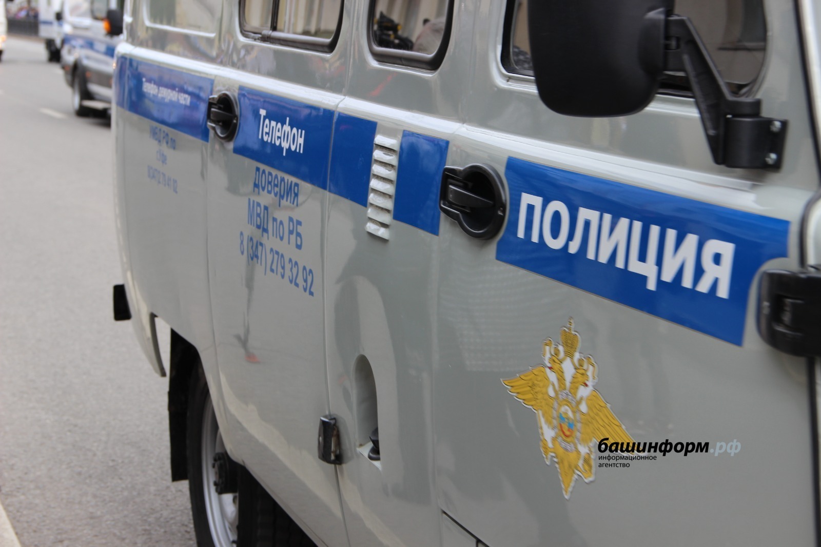 Жительница Башкирии, напав на полицейского в спецмашине, спровоцировала ДТП