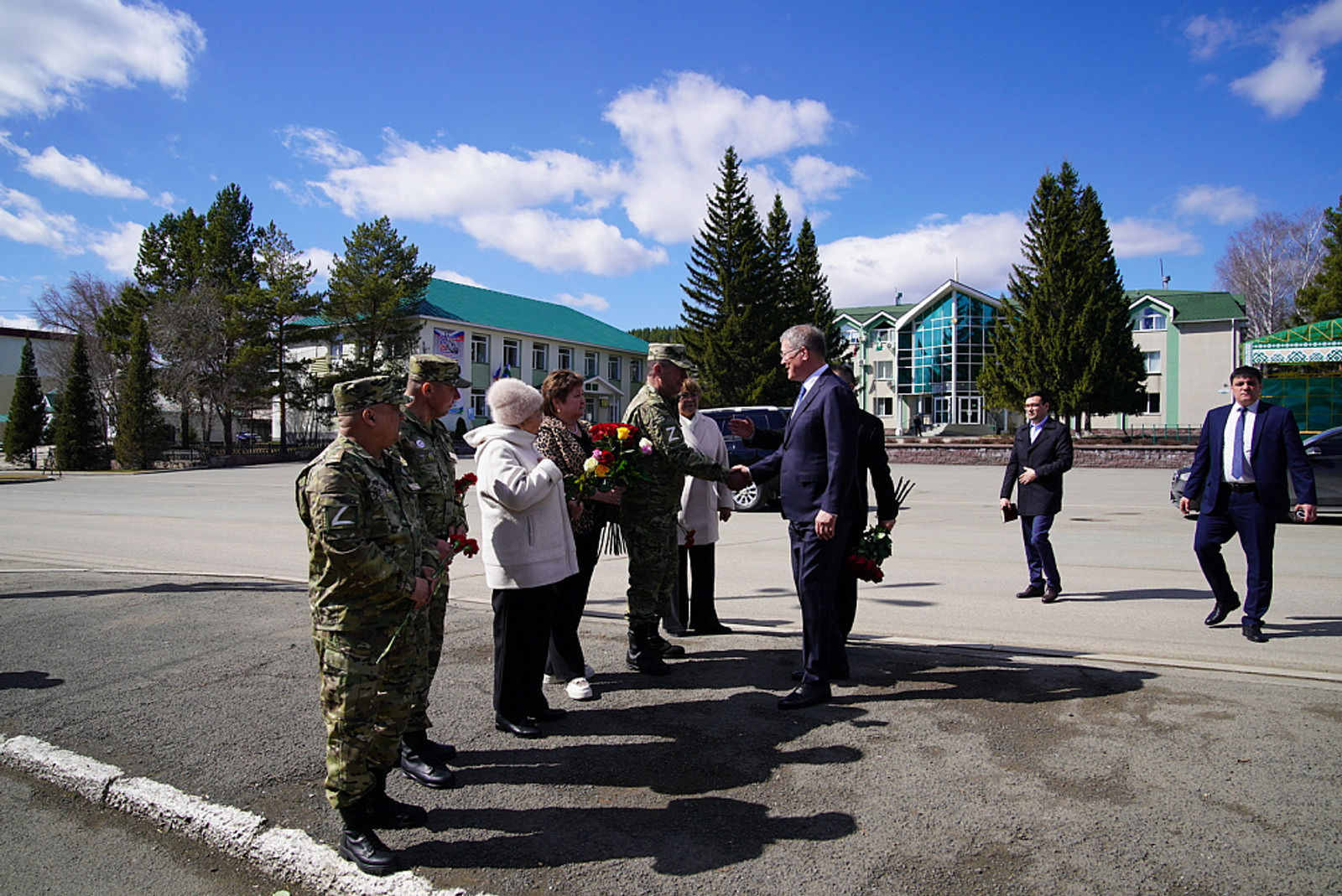 Радий Хабиров передал ордена генерала Шаймуратова