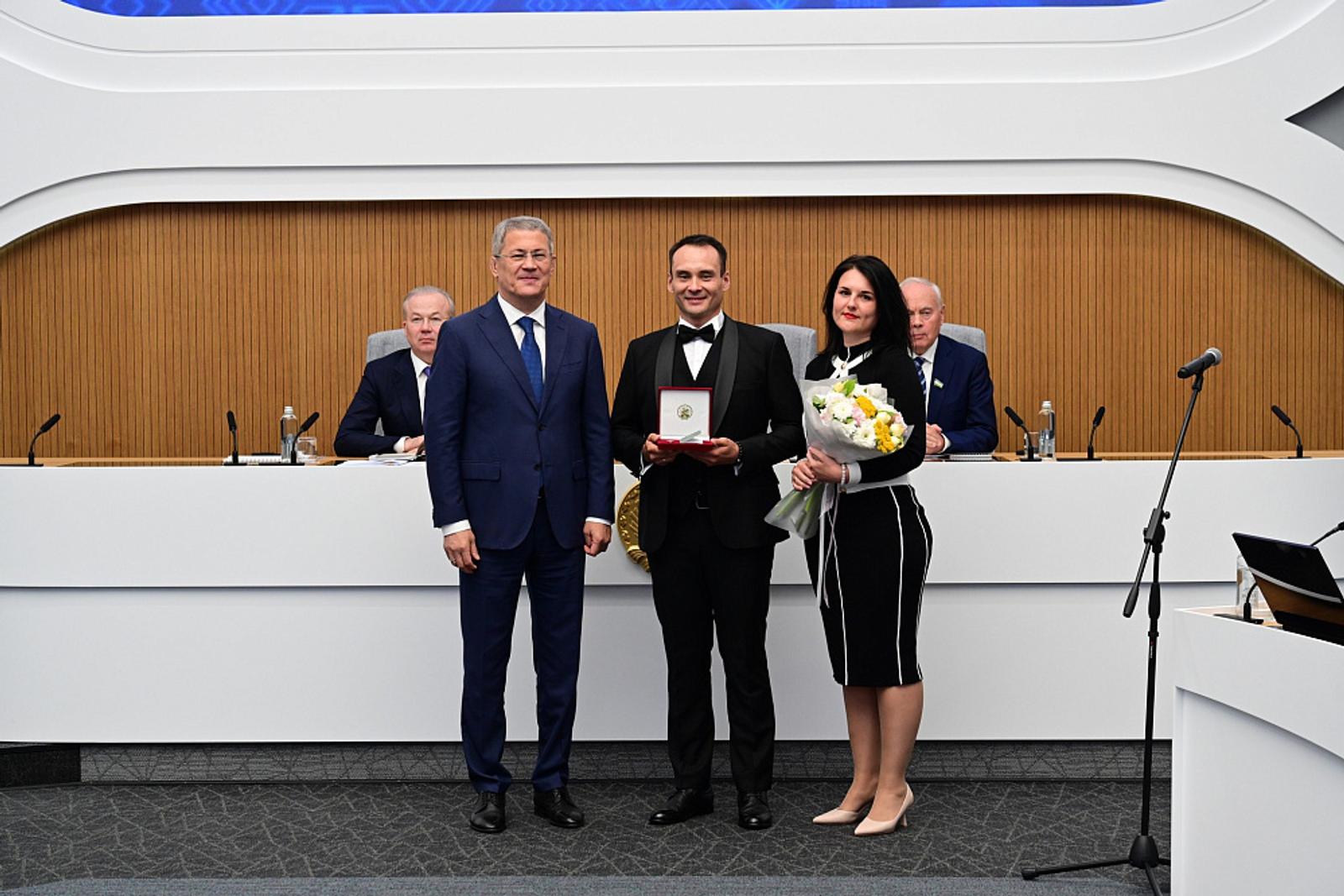 Радий Хабиров вручил награды театральным деятелям Башкортостана