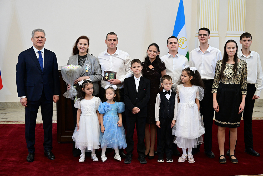 Радий Хабиров поздравил жителей Башкортостана с предстоящим Днём матери