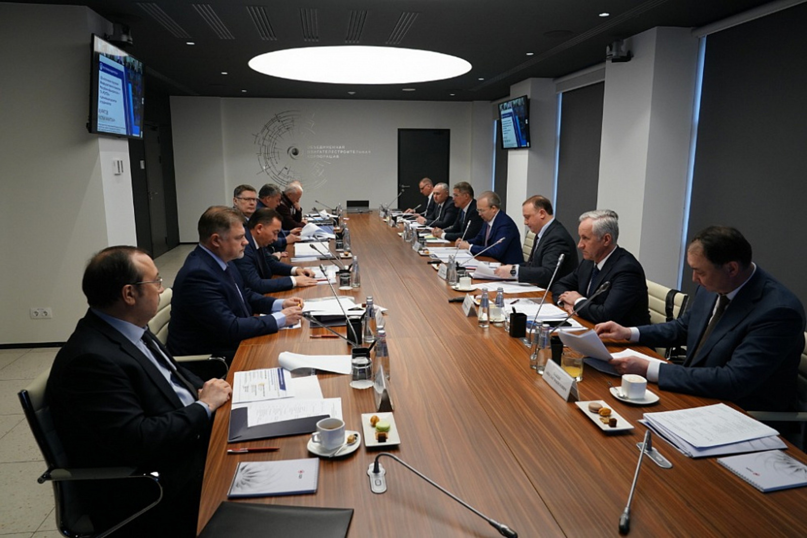 Радий Хабиров и Анатолий Сердюков провели заседание Межведомственной комиссии по взаимодействию с Ростехом