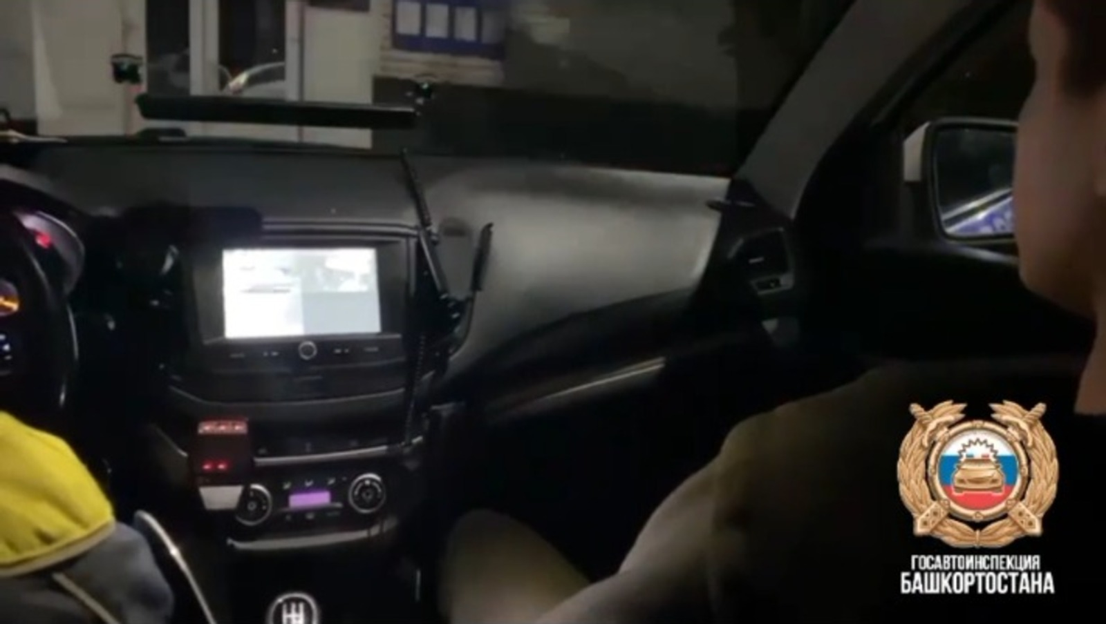 15-летний подросток разъезжал на изрисованной машине без госномеров