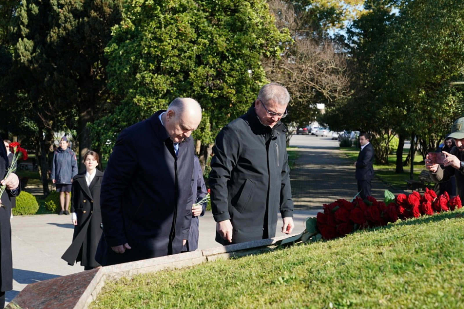 Радий Хабиров и Аслан Бжания возложили цветы к Мемориалу Славы в Сухуме