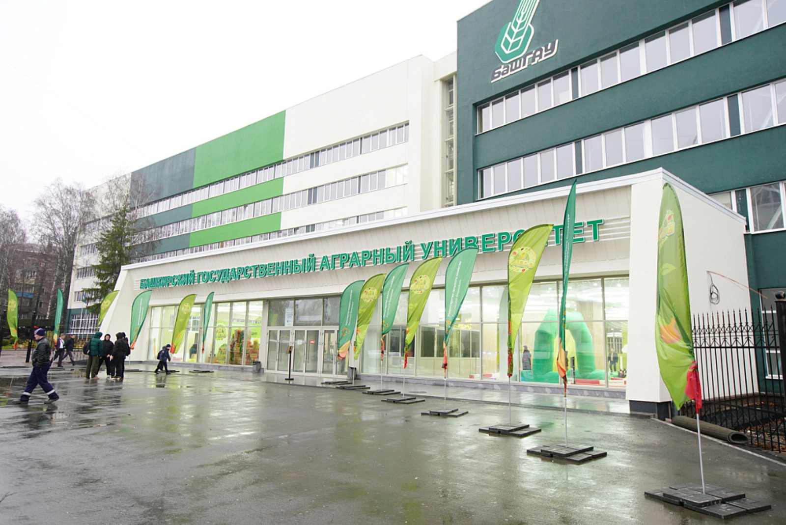 Радий Хабиров посетил в Уфе образовательную площадку «Город профессий АПК»