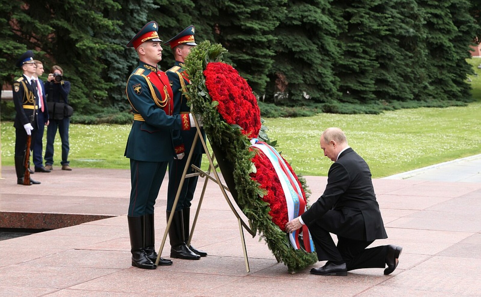 В. Путин возложил венок к Могиле Неизвестного Солдата
