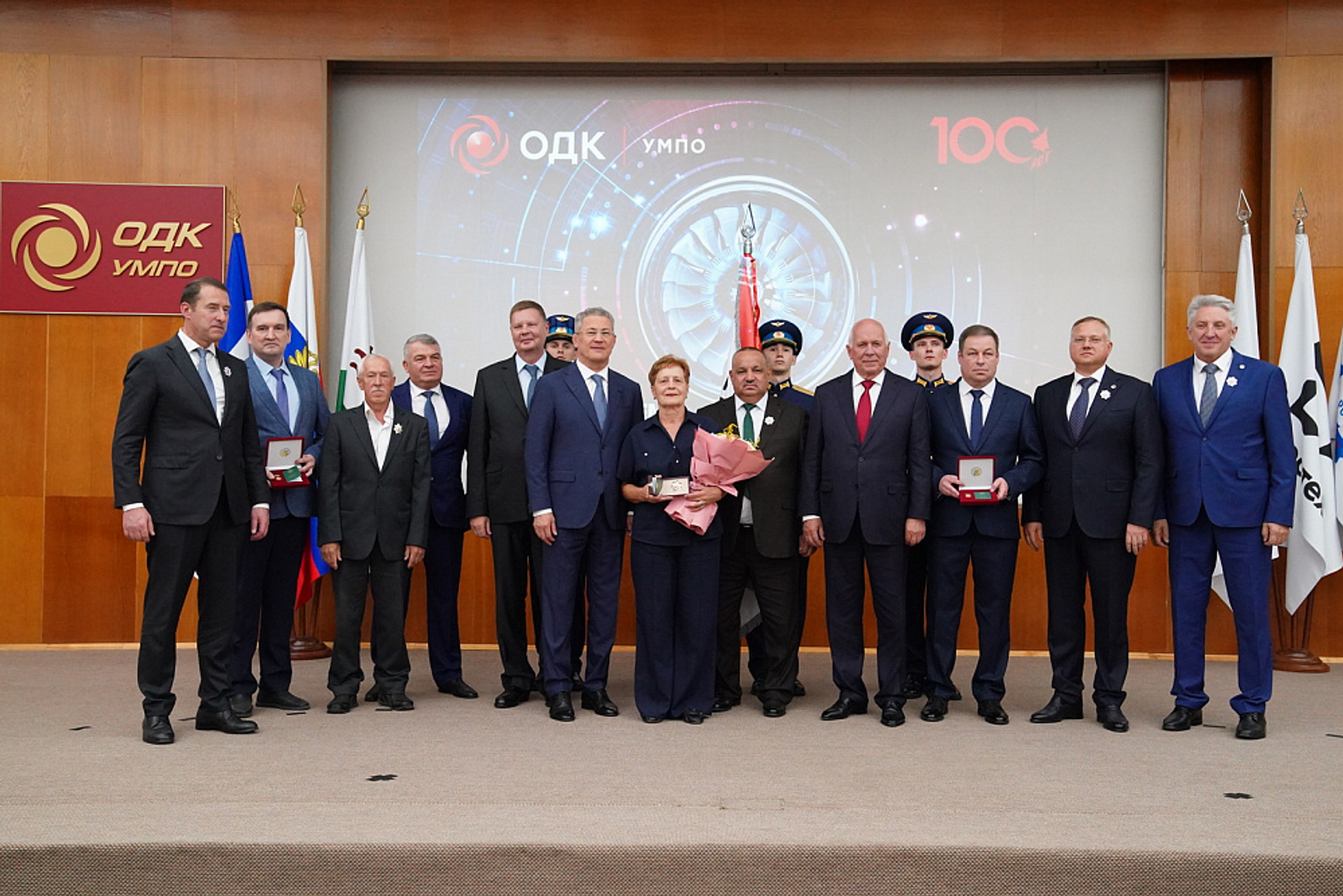 Путин наградил коллектив ОДК-УМПО орденом Александра Невского