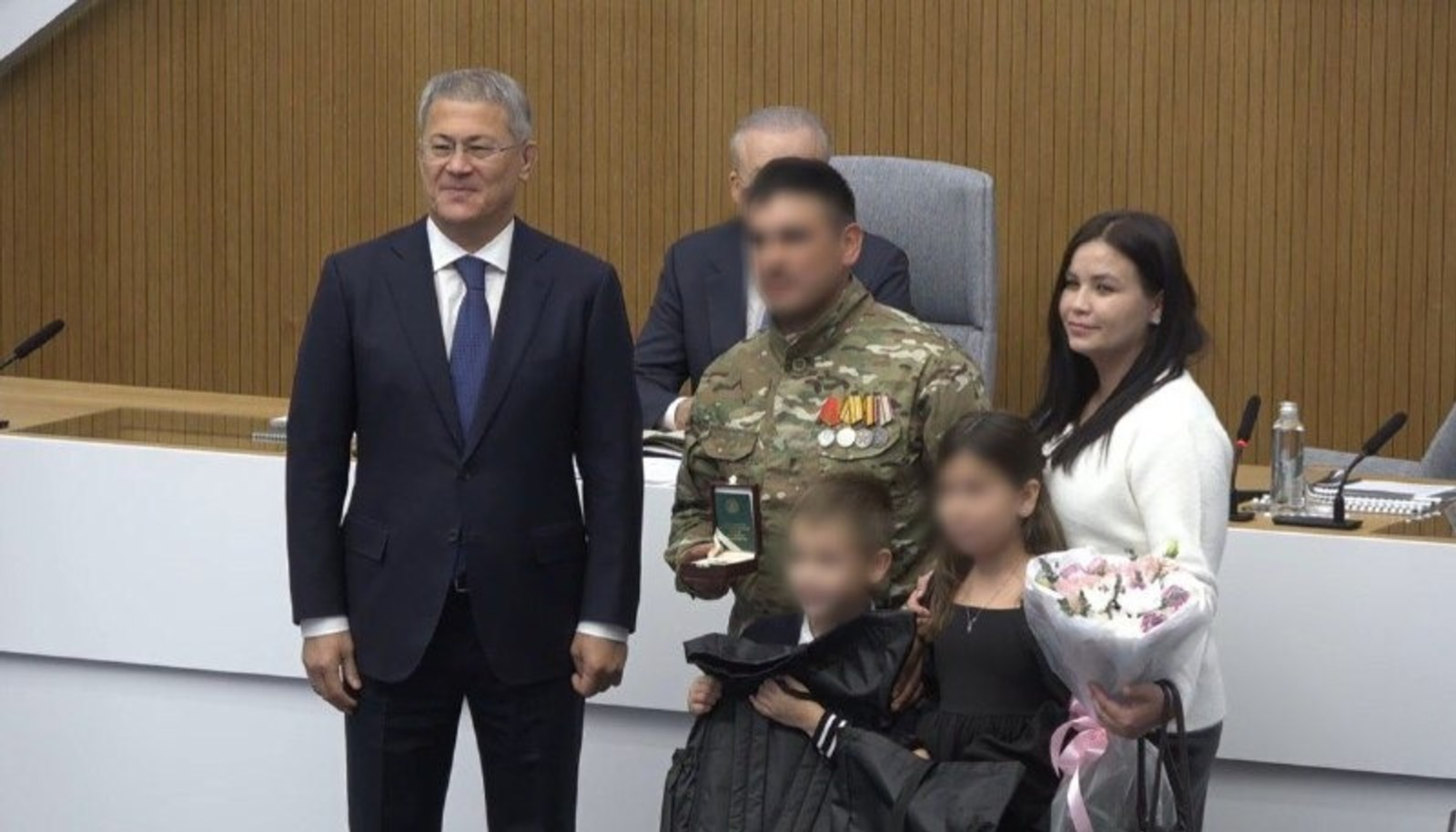 Радий Хабиров наградил разведчика орденом генерала Шаймуратова