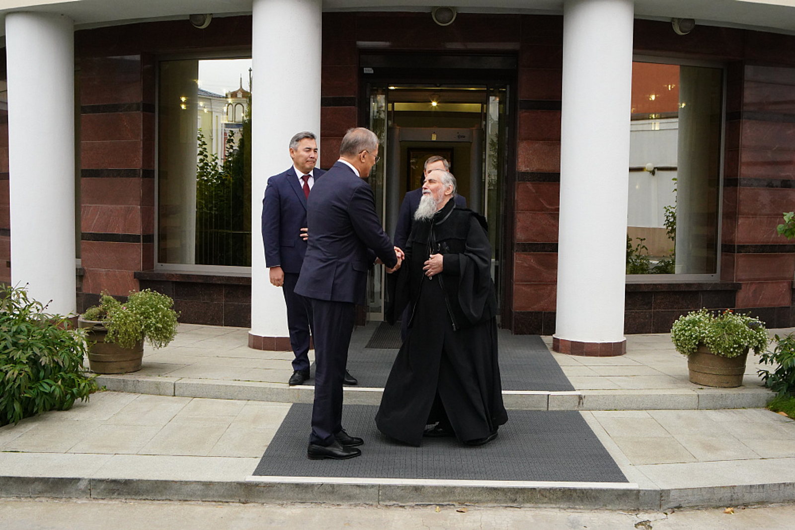 Хабиров поздравил митрополита Уфимского и Башкортостанского Никона с юбилеем