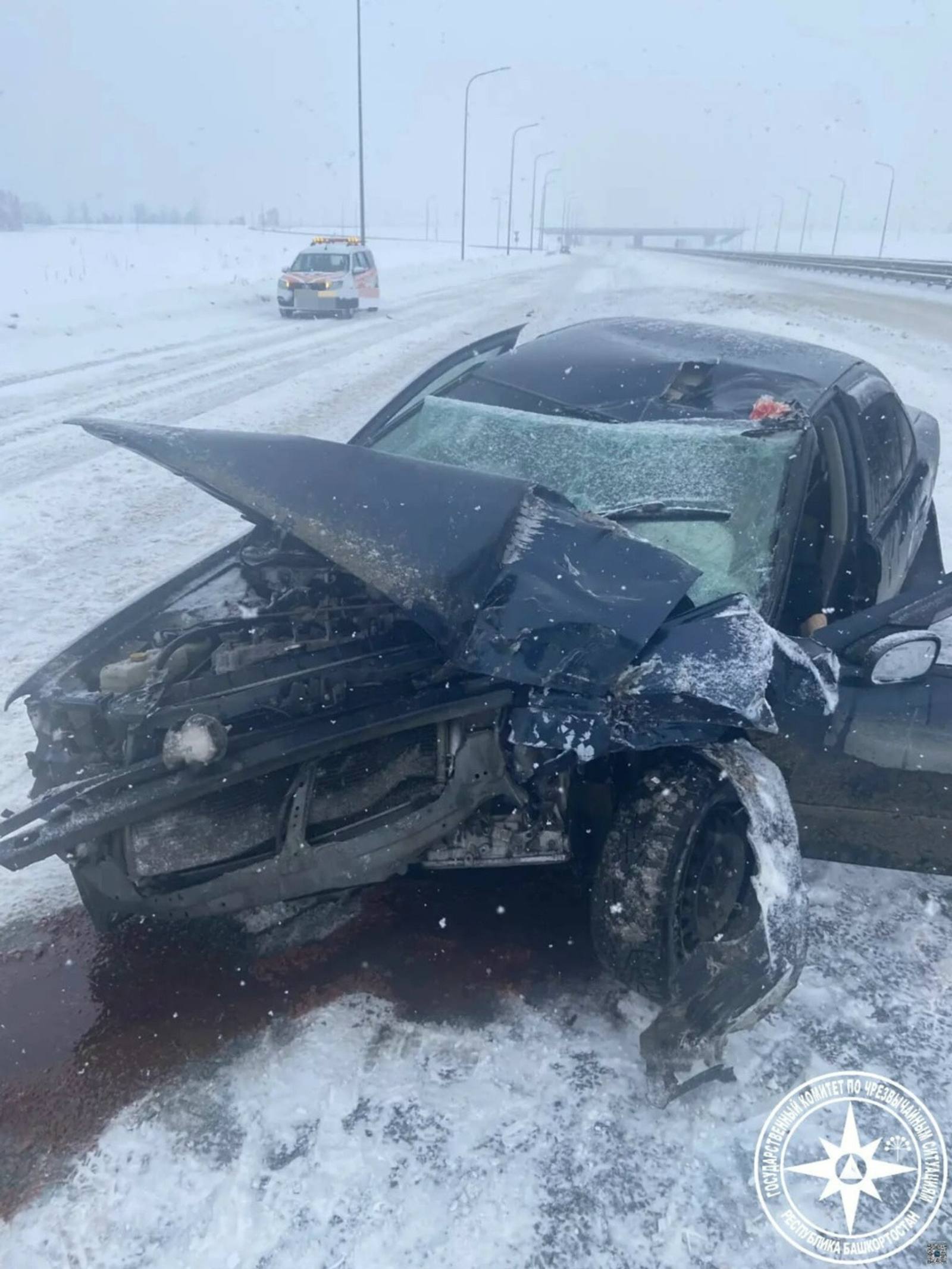 В Башкирии на трассе М-5 легковушка врезалась в автомобиль дорожной службы