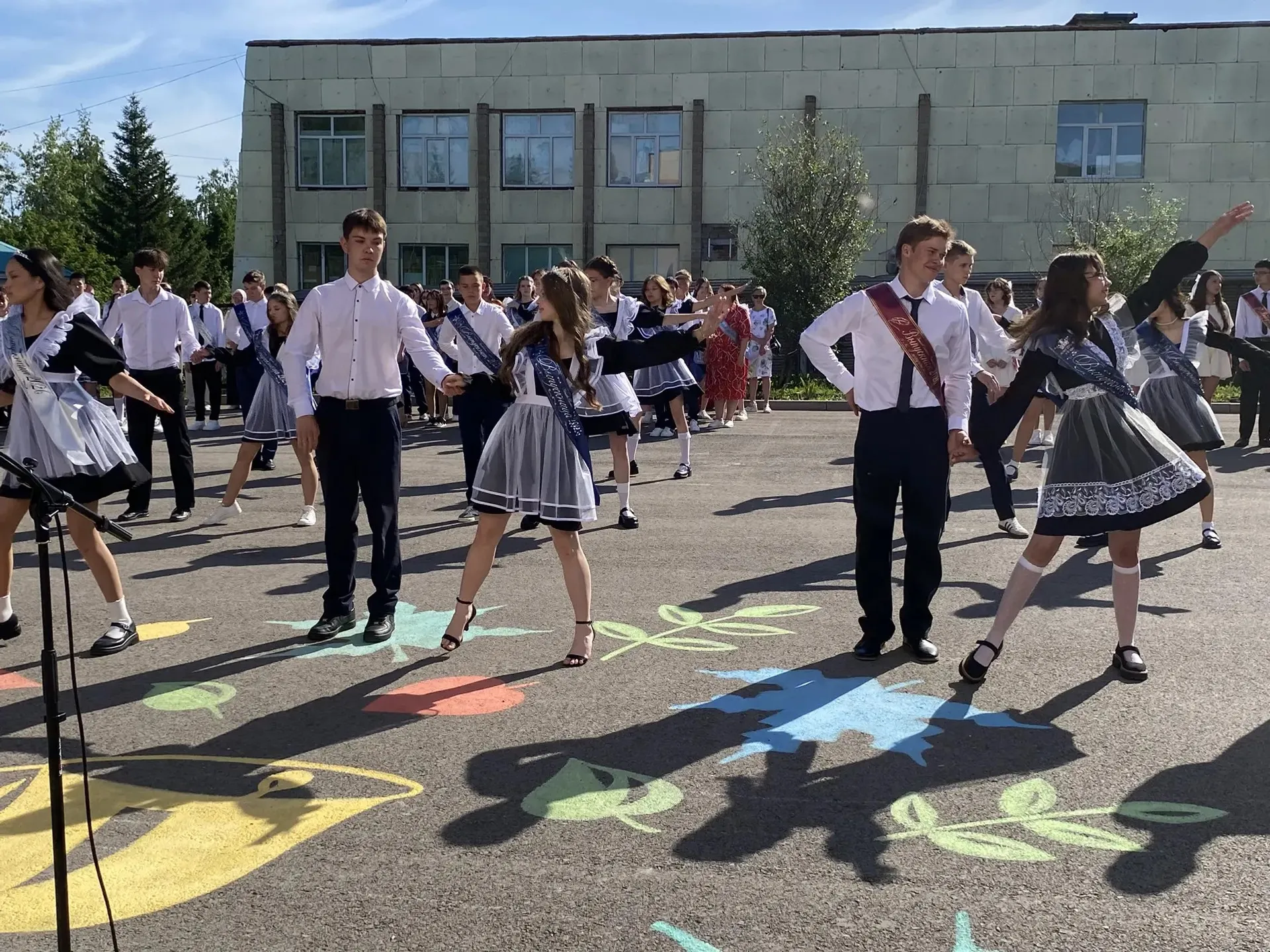 Последний звонок в МОБУ СОШ№1 с.Архангельское
