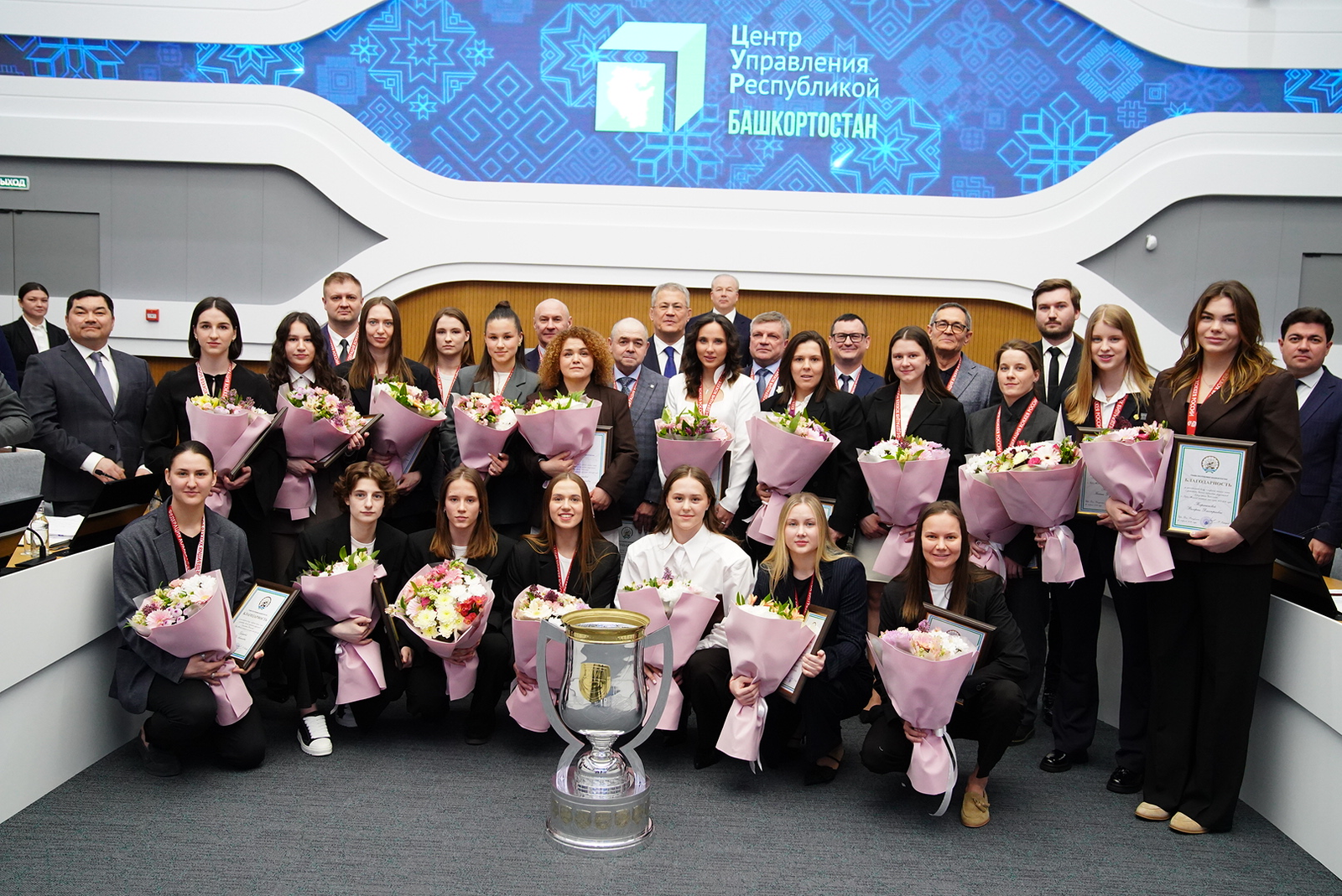 Радий Хабиров поздравил команду «Агидель» с победой в Кубке ЖХЛ