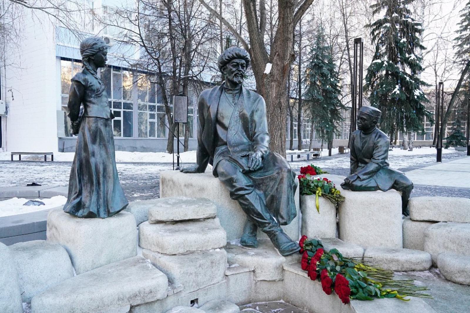 В День башкирского языка Радий Хабиров возложил цветы к памятнику Мифтахетдину Акмуллы