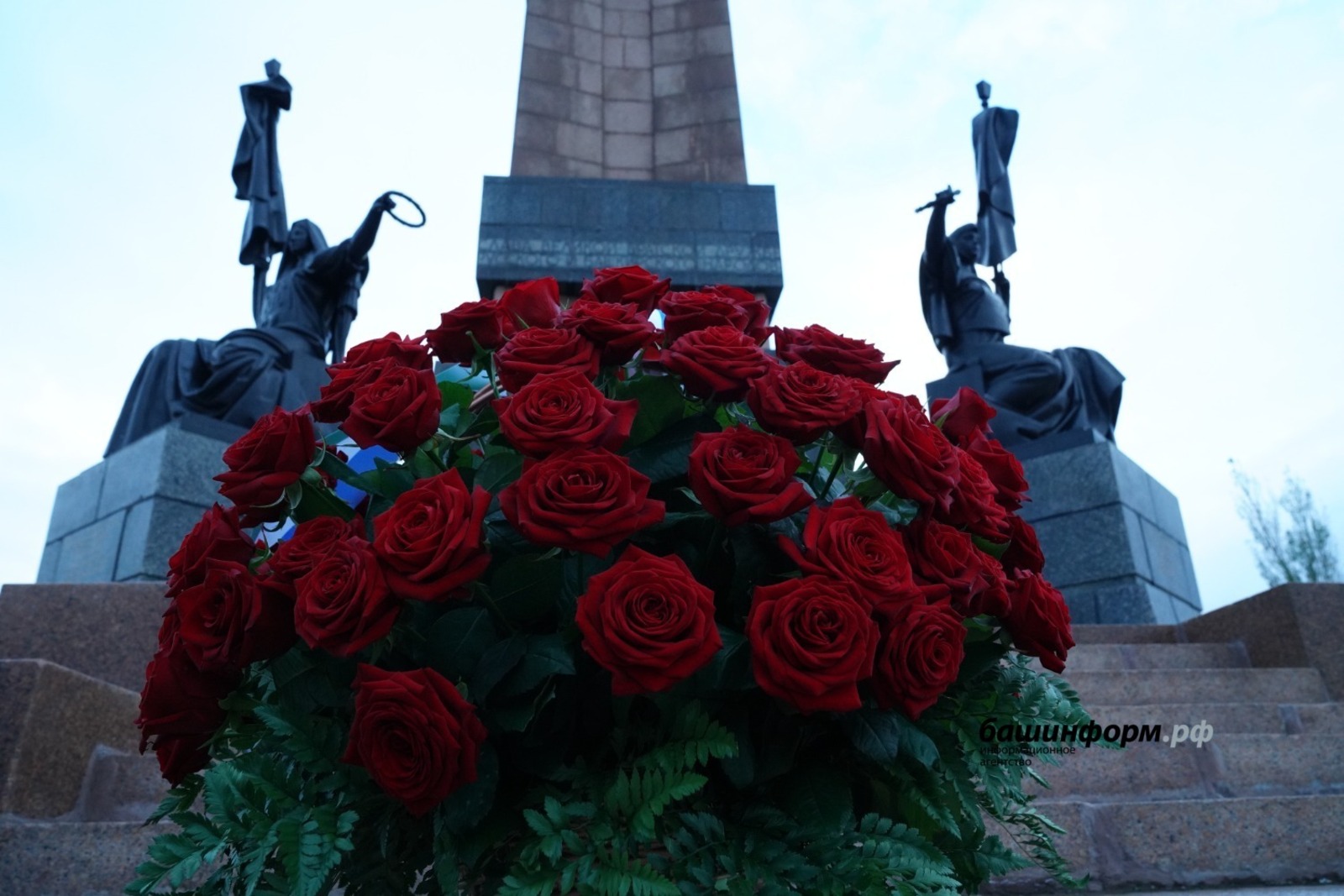 Радий Хабиров возложил цветы к Монументу Дружбы в честь Дня народного единства