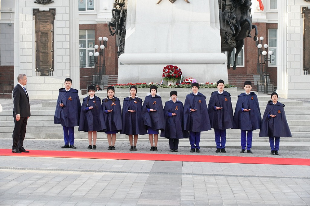 Радий Хабиров вручил школьникам Башкортостана значки юных шаймуратовцев