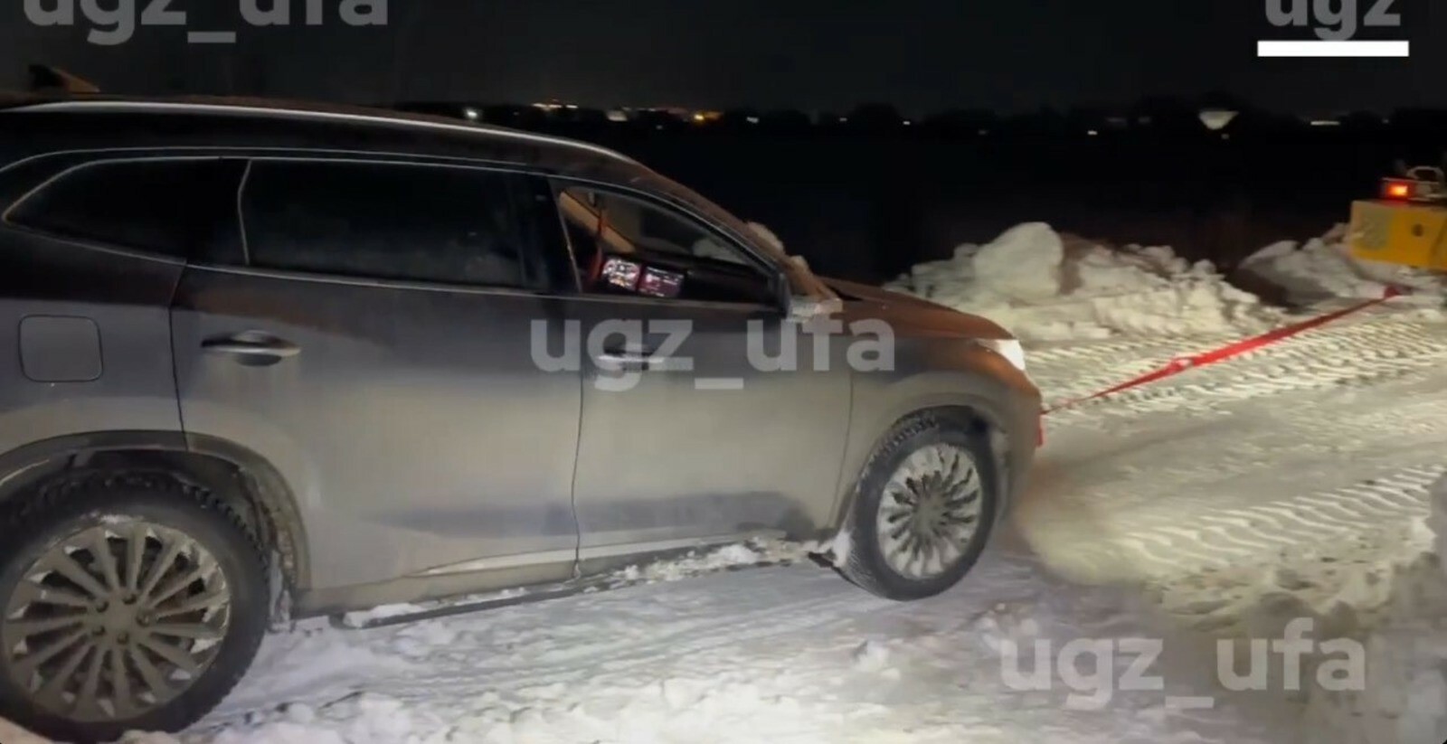 В Уфе пожилая женщина за рулем застряла в снегу посреди поля