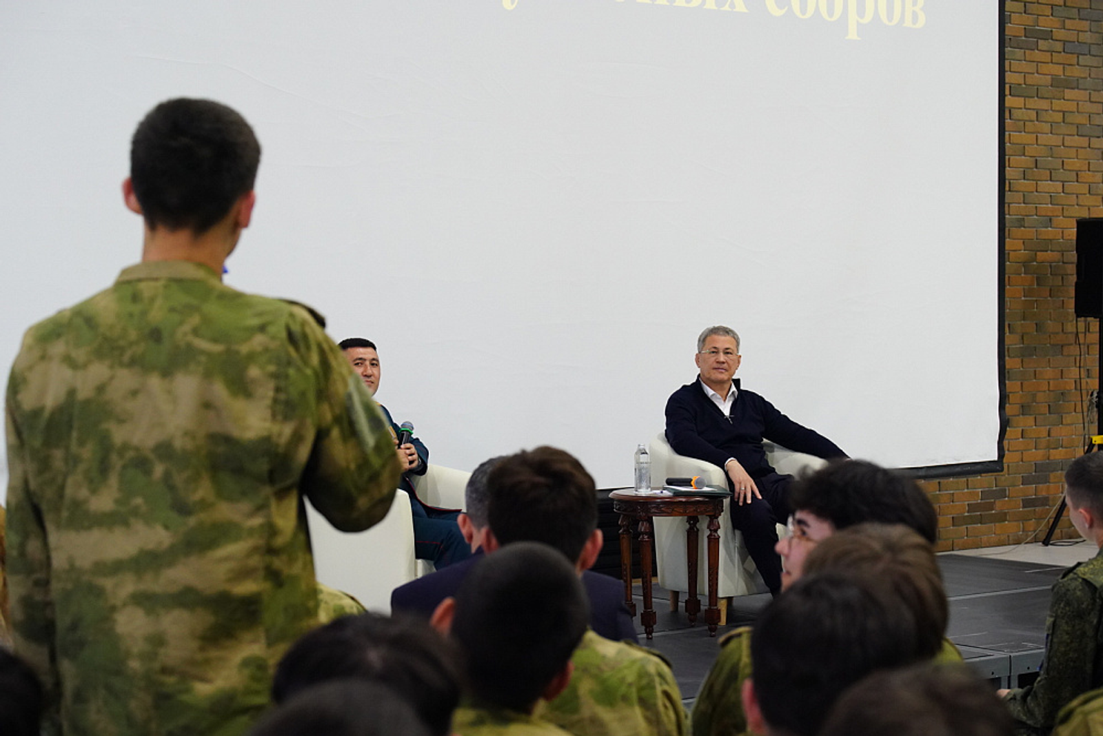 Хабиров встретился со школьниками из Архангельского района