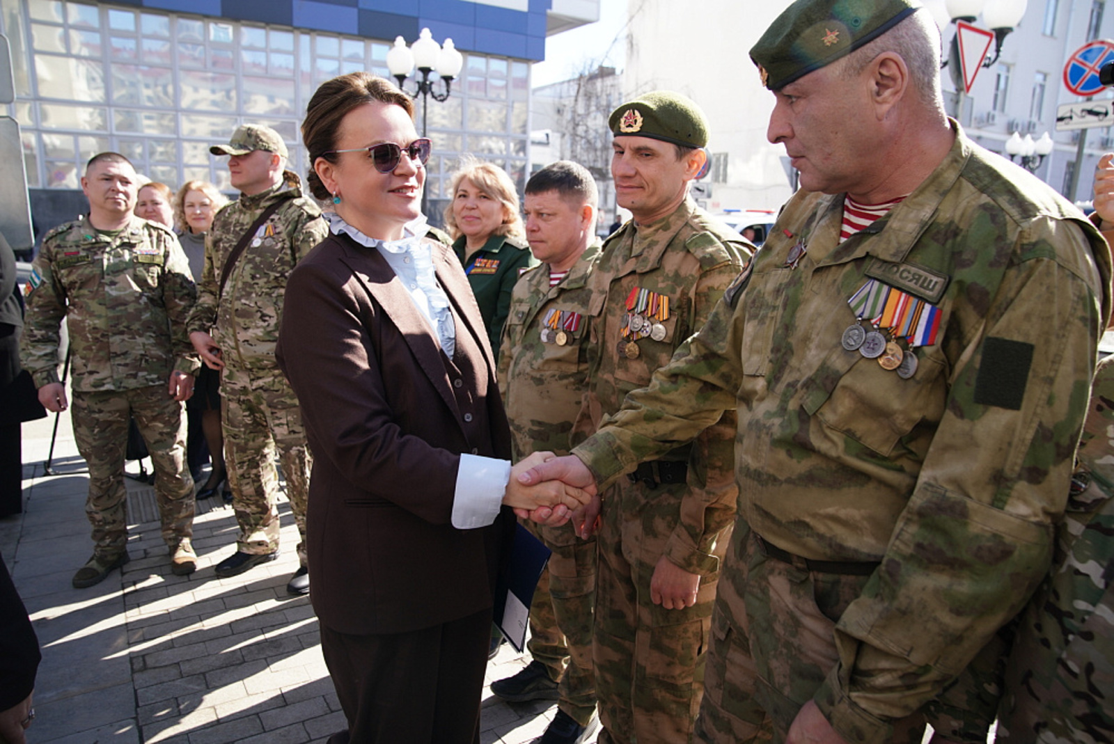 Радий Хабиров и Анна Цивилева вручили ветеранам СВО ключи от автомобилей