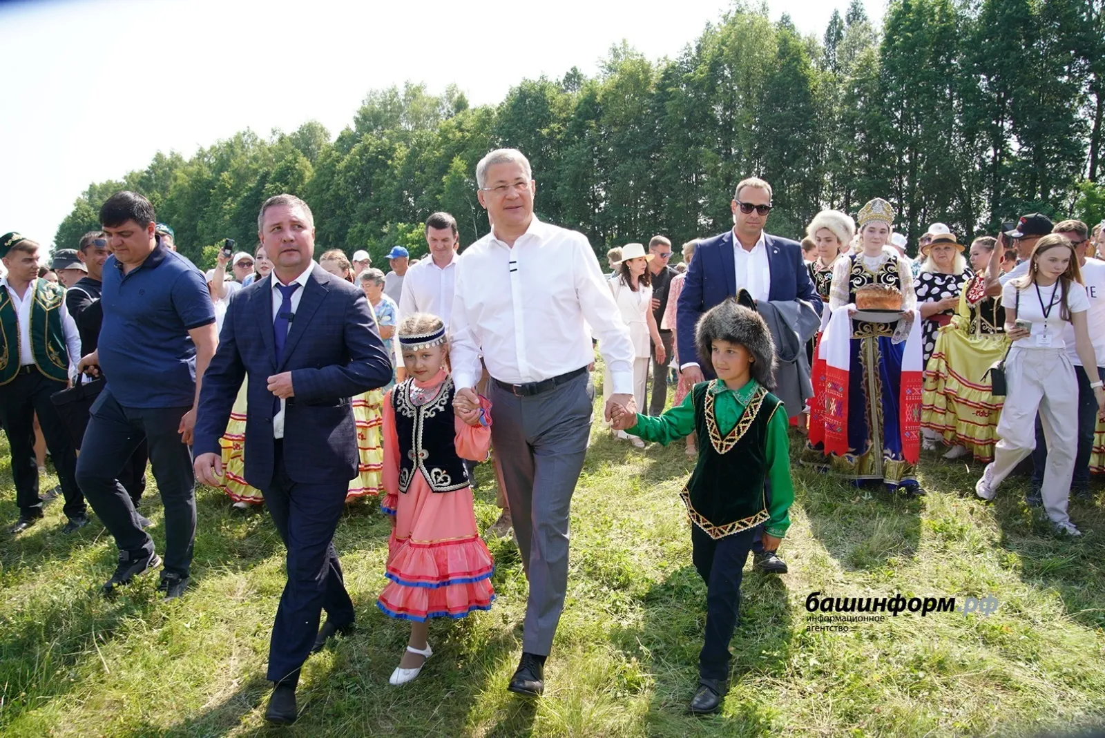 Глава Башкортостана посетил сабантуй в Буздяке