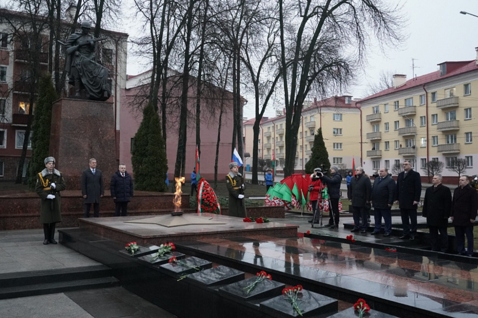 Радий Хабиров возложил цветы к мемориалу «Вечный огонь» в Гомеле