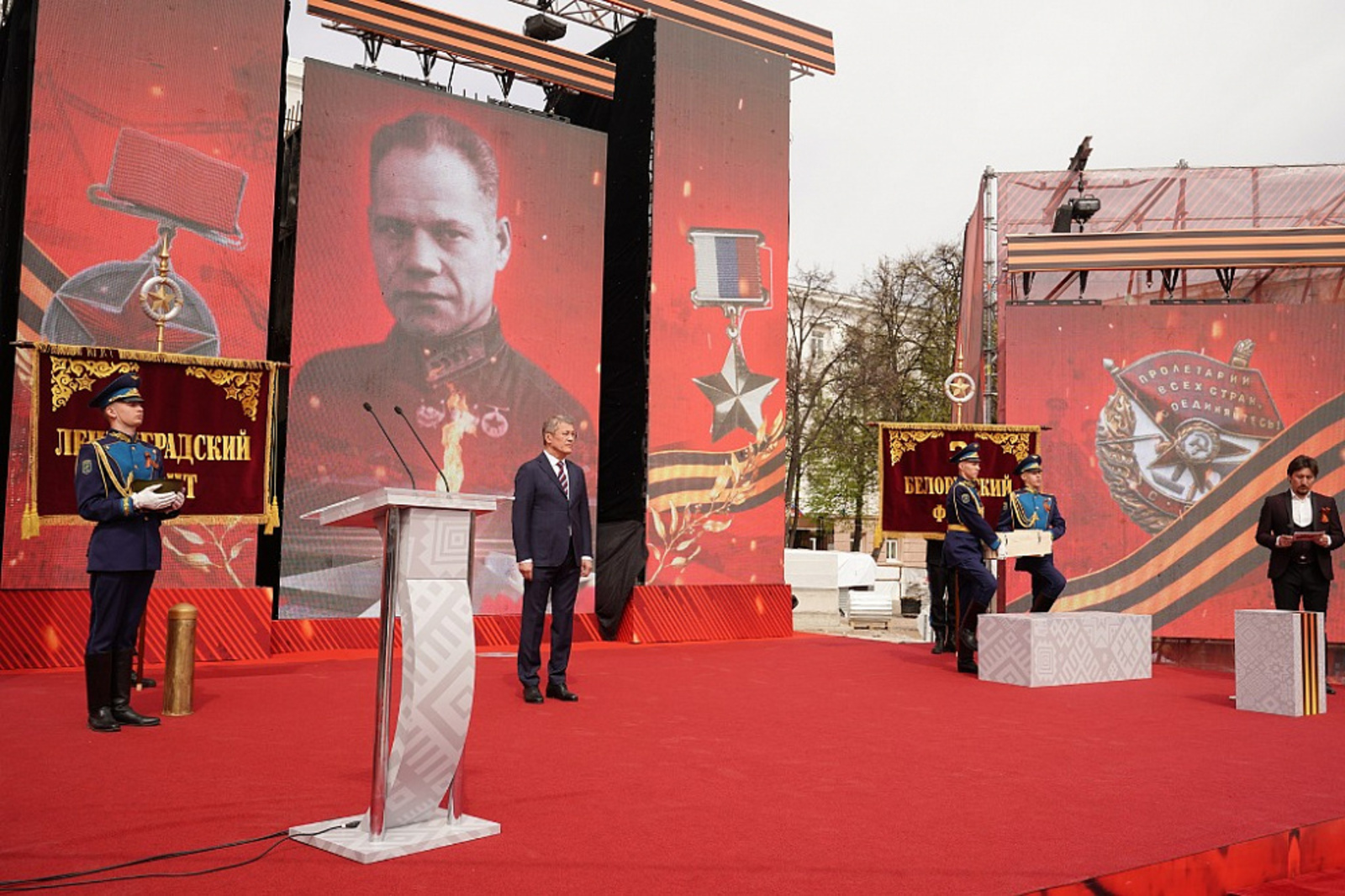 Радий Хабиров принял участие в закладке гильзы с землёй в основание памятника Минигали Шаймуратову