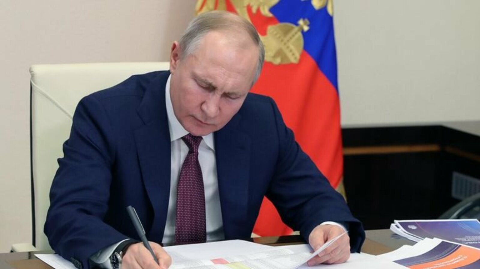 В. Путин подписал указ о службе иностранцев в российской армии