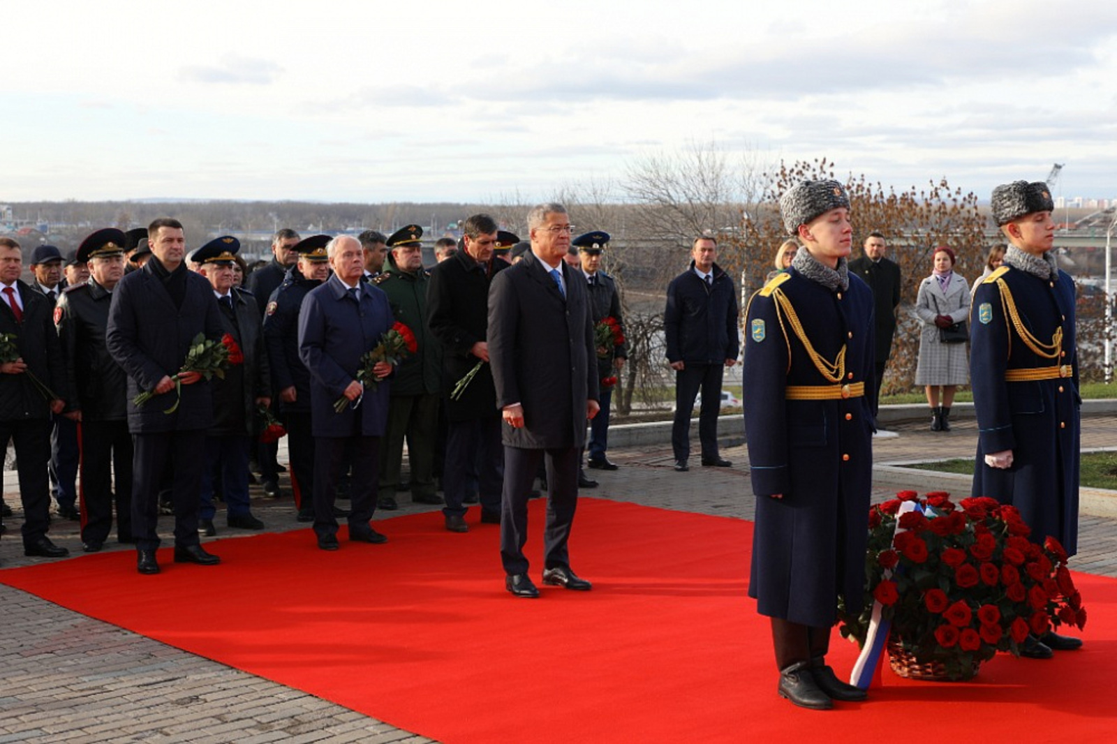 Радий Хабиров возложил цветы к Монументу Дружбы в Уфе