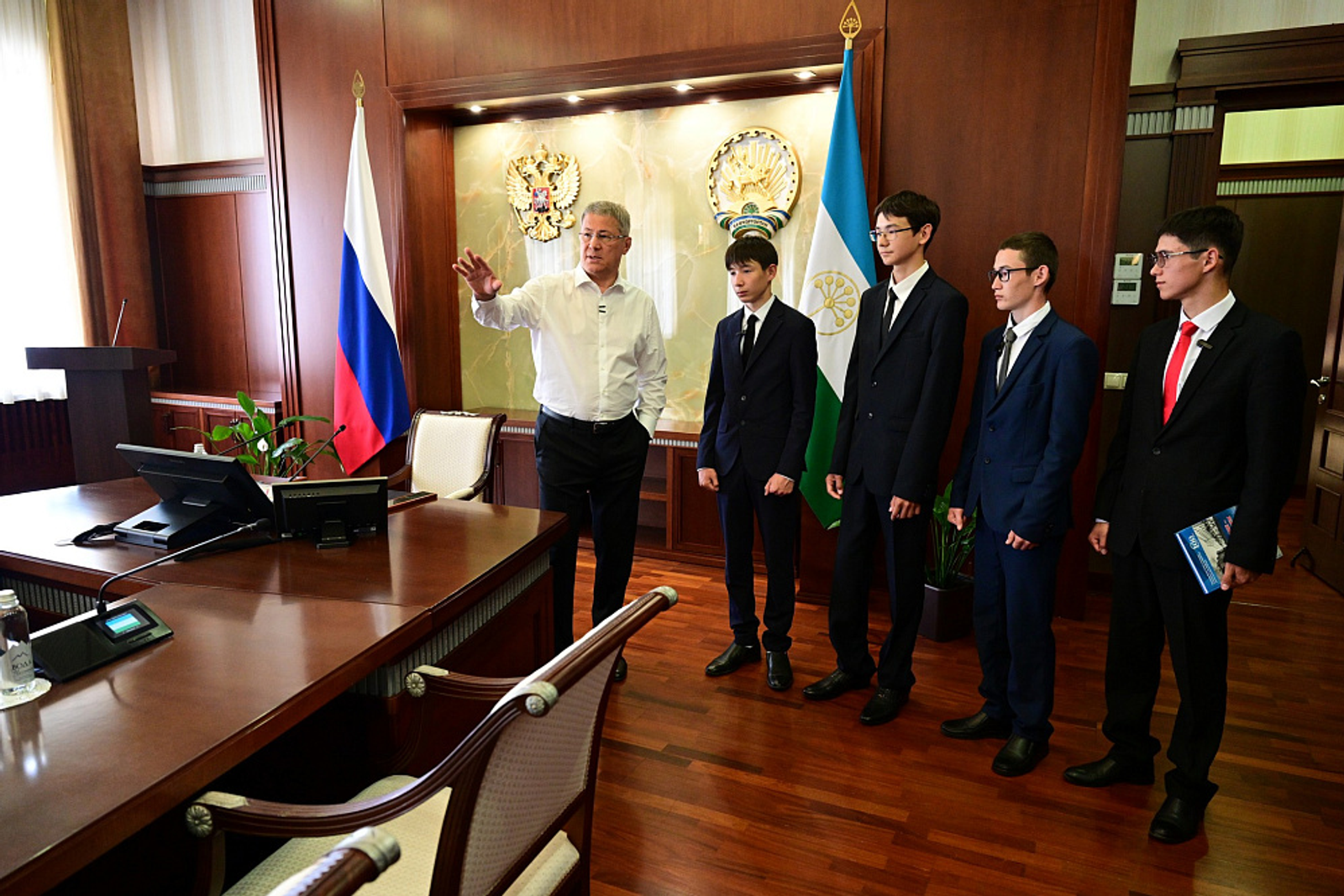 Ученики Стерлитамакского лицея-интерната № 2 посетили рабочий кабинет Главы РБ