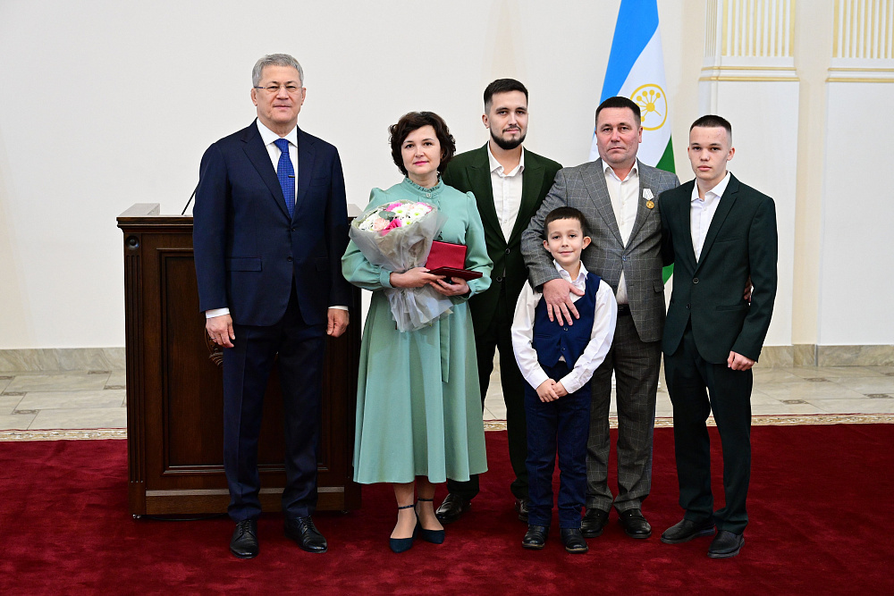 Радий Хабиров поздравил жителей Башкортостана с предстоящим Днём матери