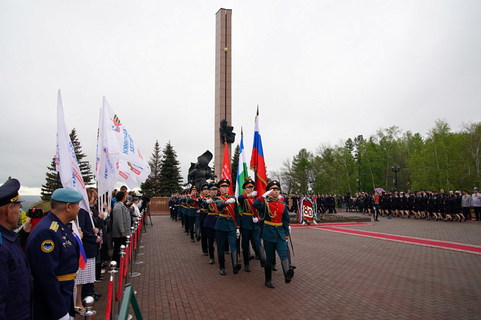 Радий Хабиров возложил венок Славы к Вечному огню в уфимском парке Победы