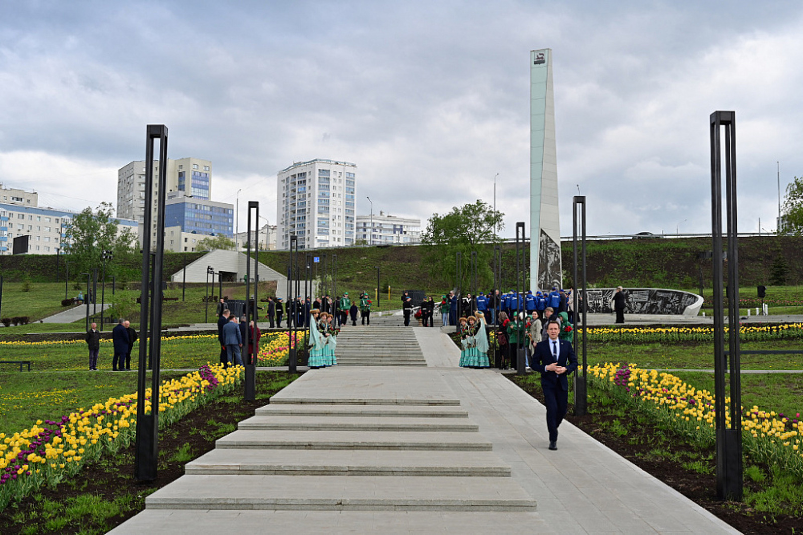 Радий Хабиров возложил цветы к стеле «Уфа – город трудовой доблести»