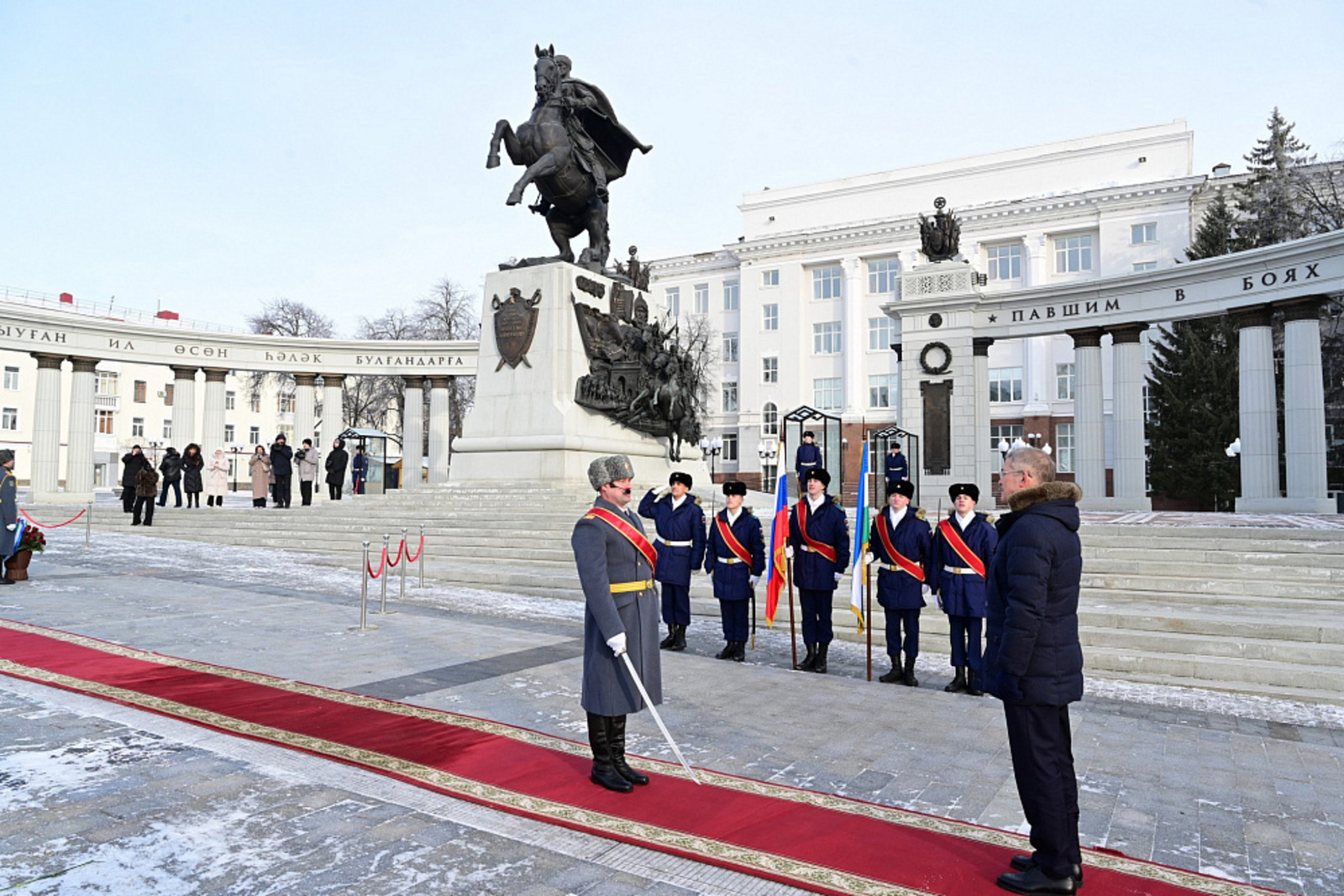 Радий Хабиров возложил цветы к памятнику Минигали Шаймуратова в Уфе
