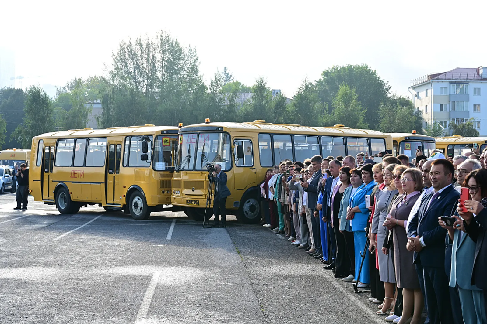 Радий Хабиров вручил ключи от 206 школьных автобусов и легковых автомобилей